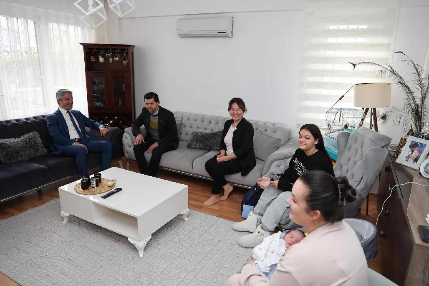 Başkan Oktay, Baba Olan Muhtarın Sevincine Ortak Oldu