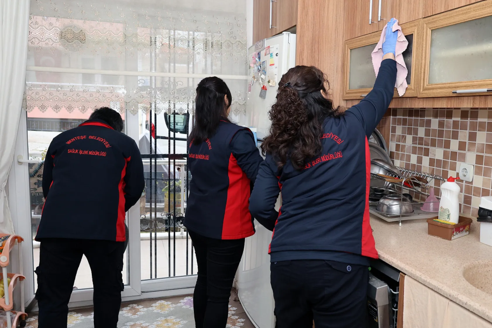 Menteşe Belediyesi 145 cami ve 810 eve temizlik hizmeti verdi