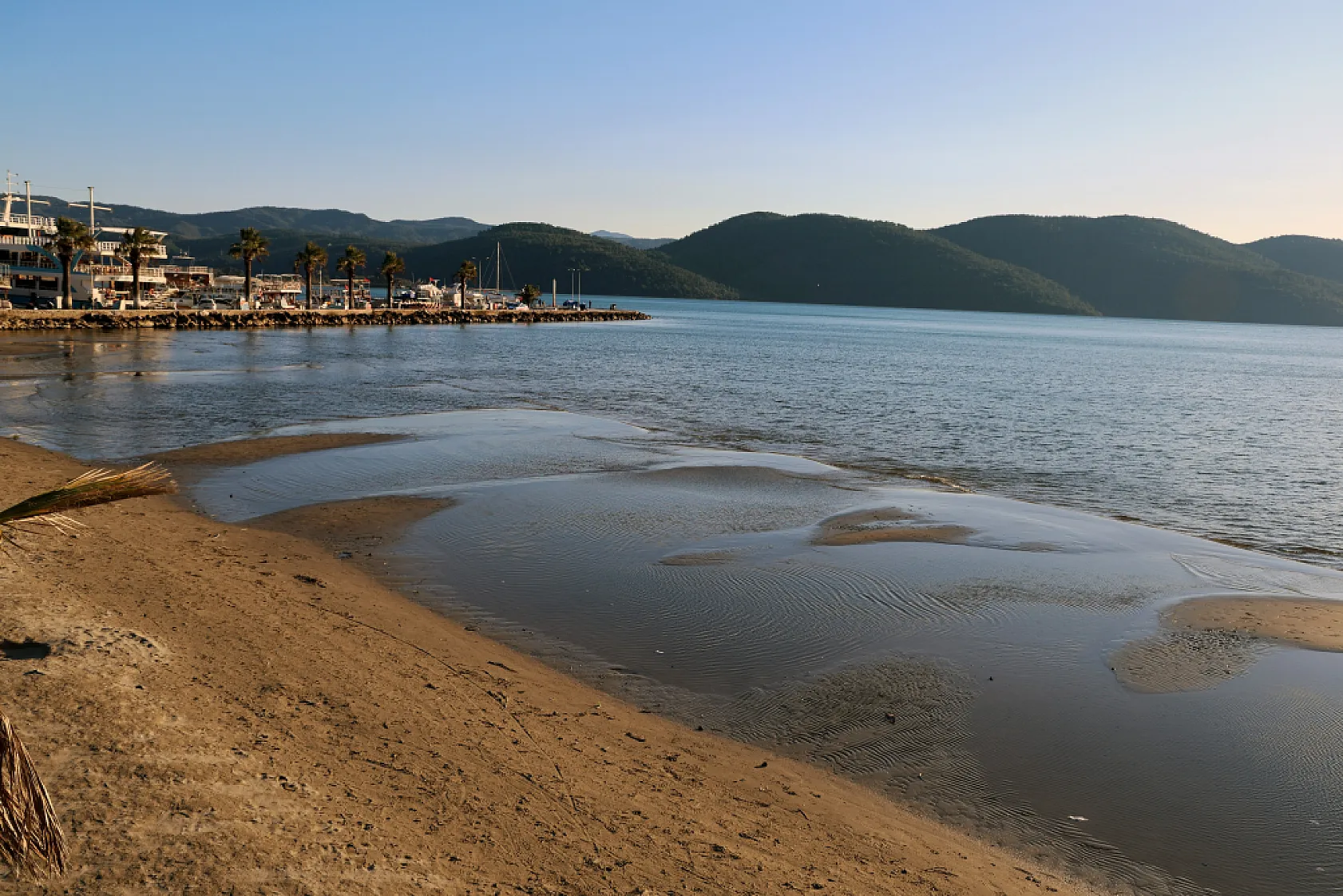 Akyaka'da deniz suyu 12 metre çekildi