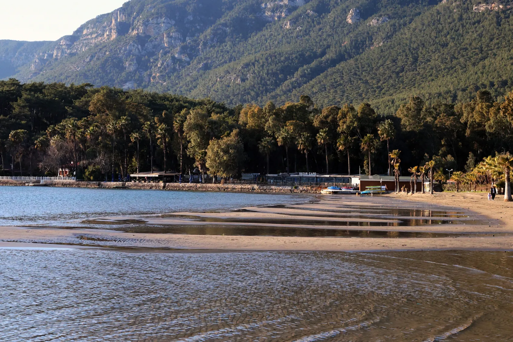 Akyaka'da deniz suyu 12 metre çekildi