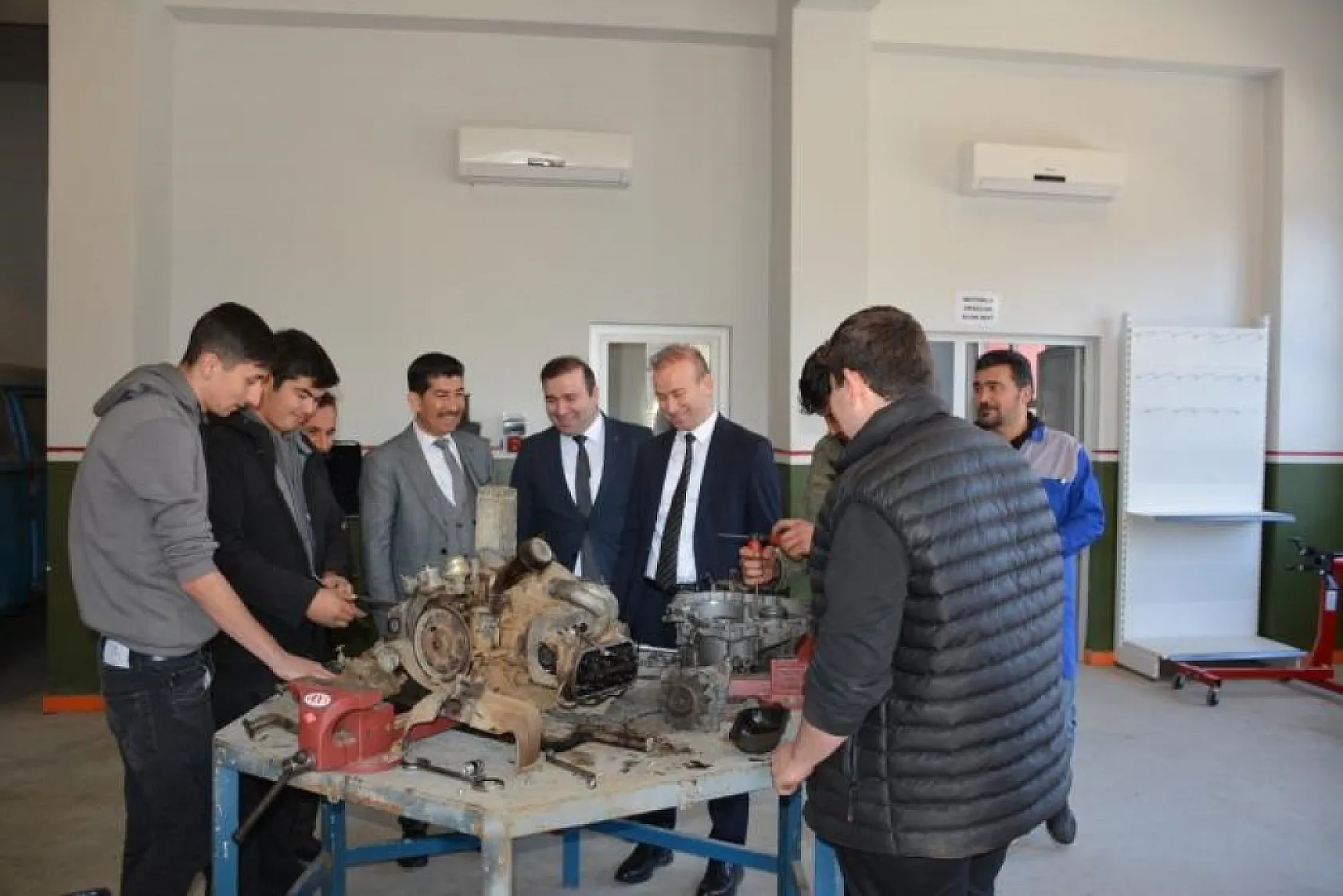 Köyceğiz Kaymakamı Maslak, okulda atölye çalışmalarını yerinde inceledi