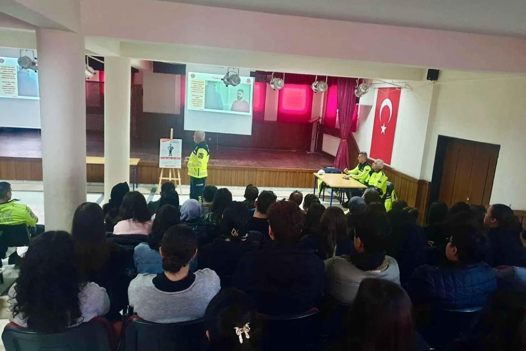 Muğla'da Jandarma ekiplerinden öğrencilere 'Kaskın Kapalı, Yolun Açık Olsun' eğitimi