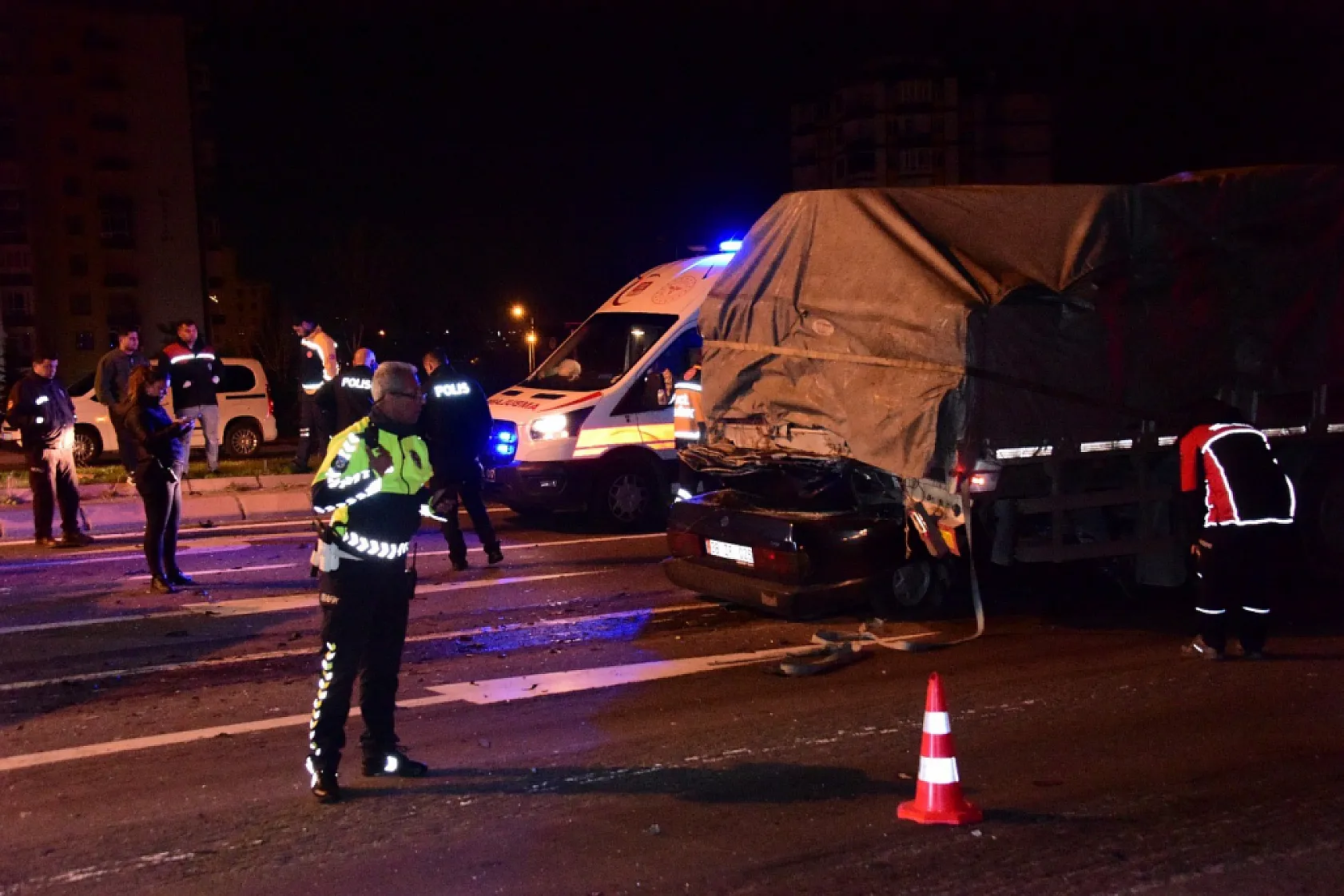 Fiat Tofaş marka araç tırın altına girdi, kağıt gibi ezildi: 1 ölü