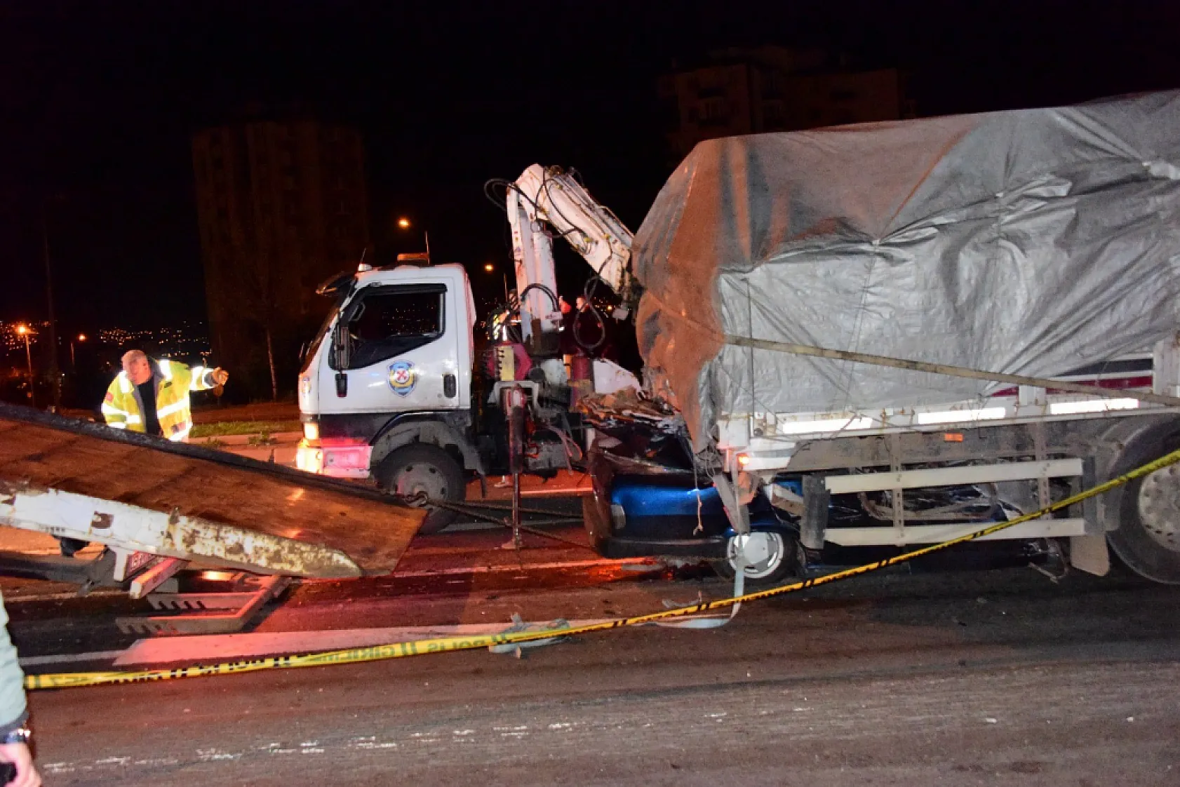 Fiat Tofaş marka araç tırın altına girdi, kağıt gibi ezildi: 1 ölü