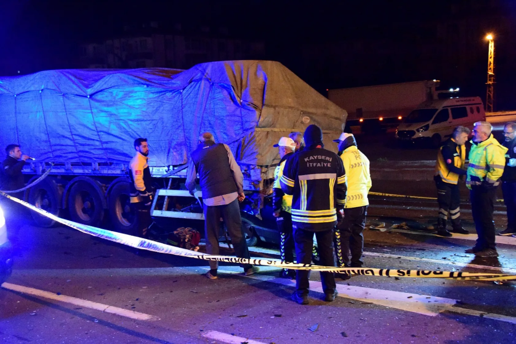Fiat Tofaş marka araç tırın altına girdi, kağıt gibi ezildi: 1 ölü