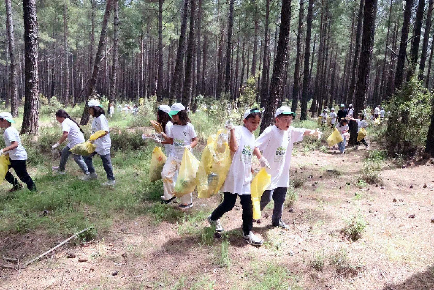 Muğla'da Yarım saatte 580 kilo çöp toplandı