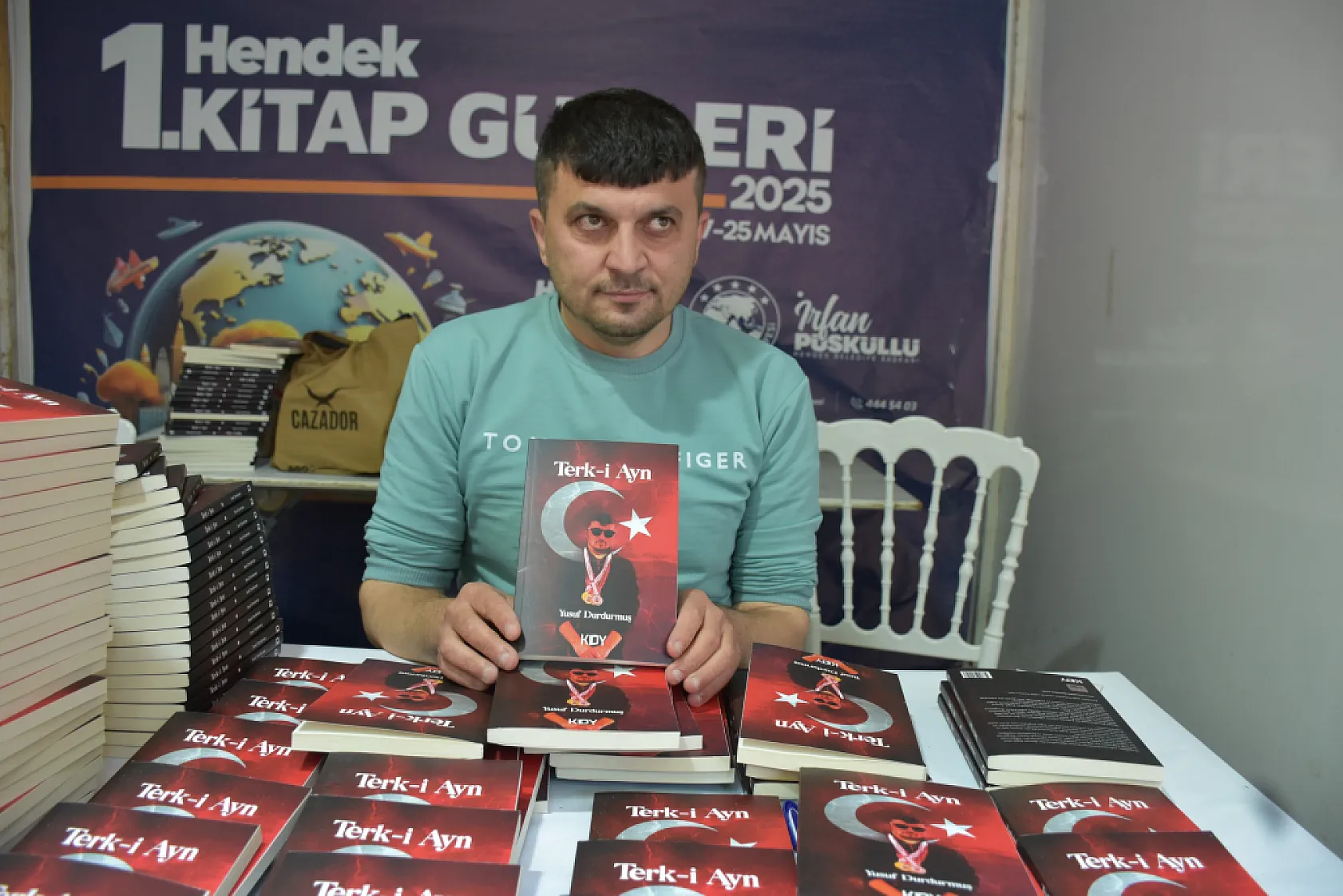 Gözleri görmüyor, kalemi hayata dokunuyor
