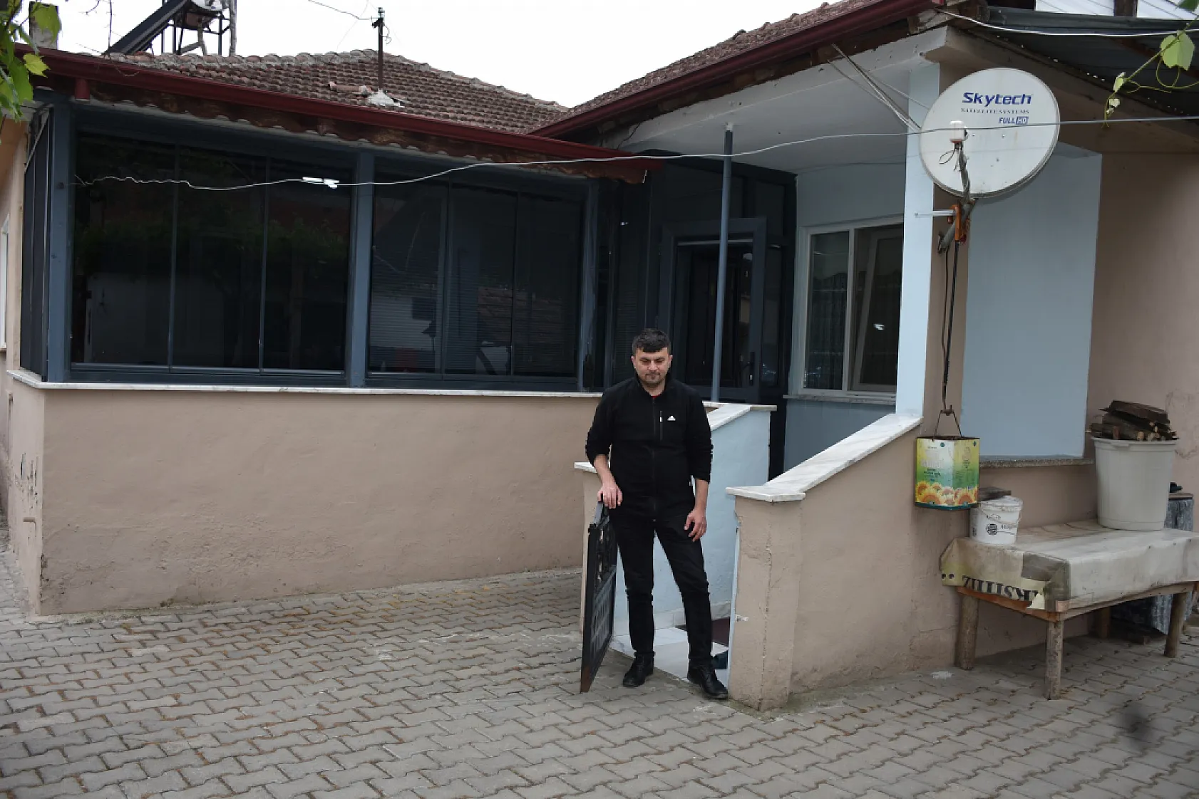 Gözleri görmüyor, kalemi hayata dokunuyor