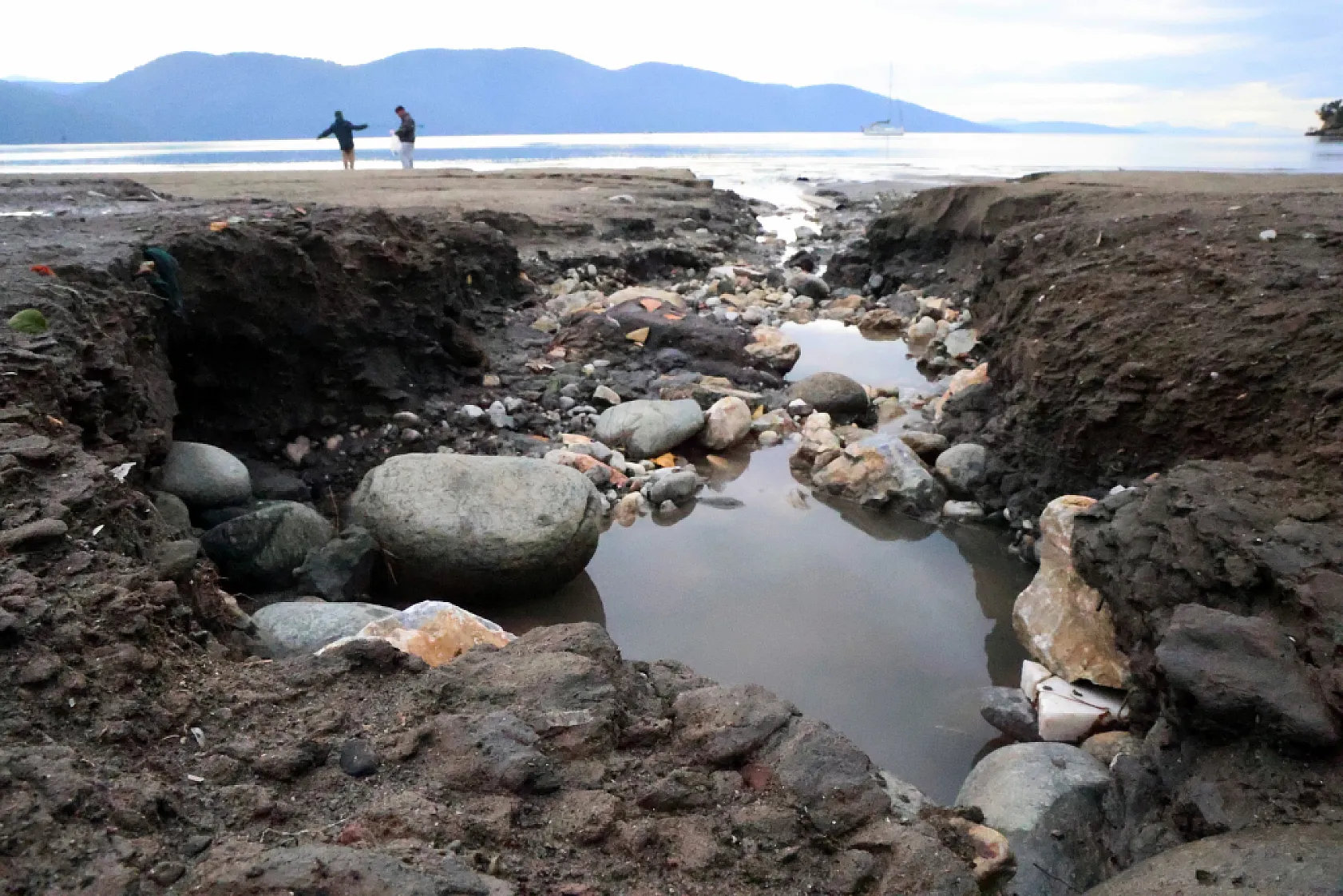 Muğla Akyaka'da sağanak sonrası deniz 10 metre çekildi