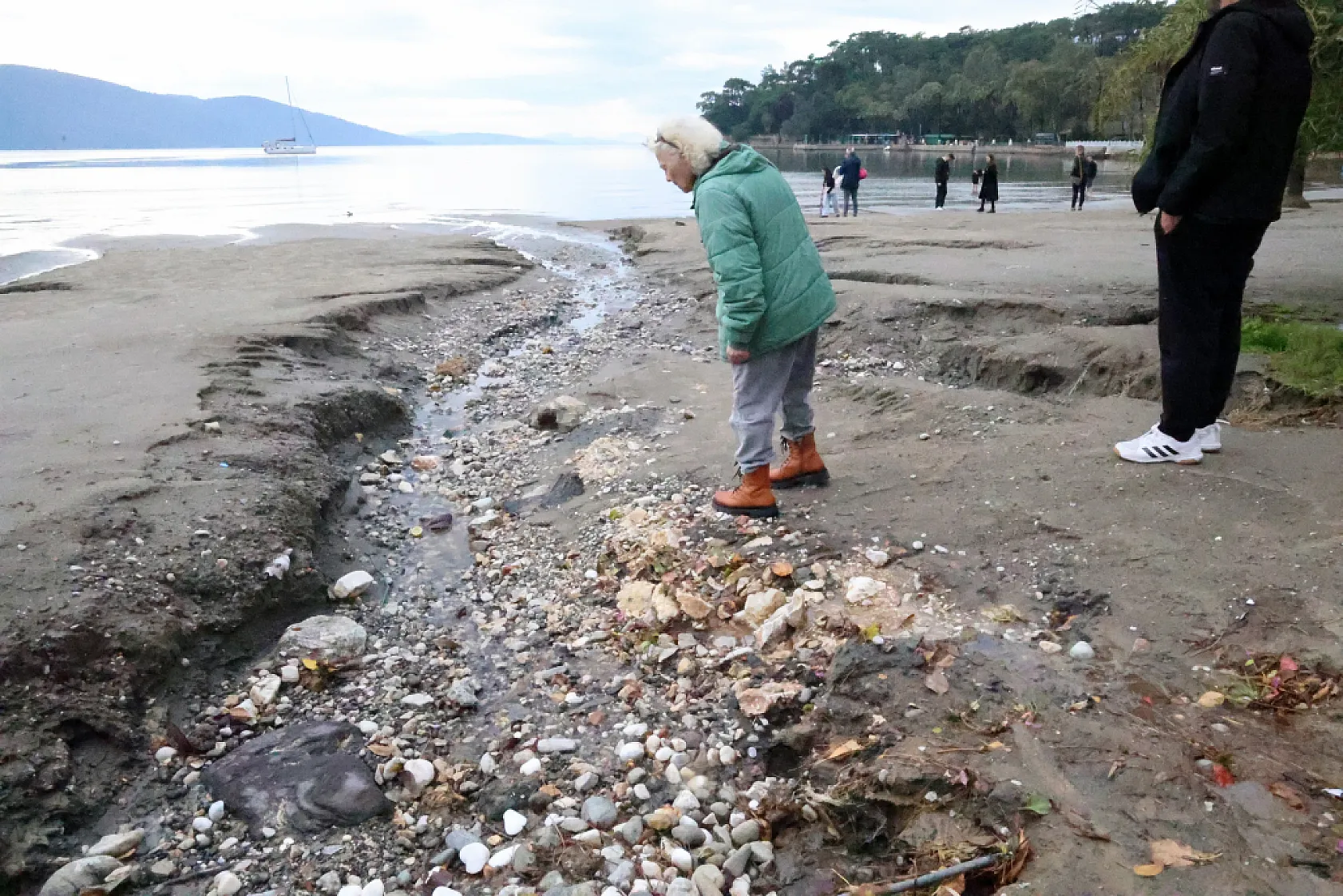 Muğla Akyaka'da sağanak sonrası deniz 10 metre çekildi