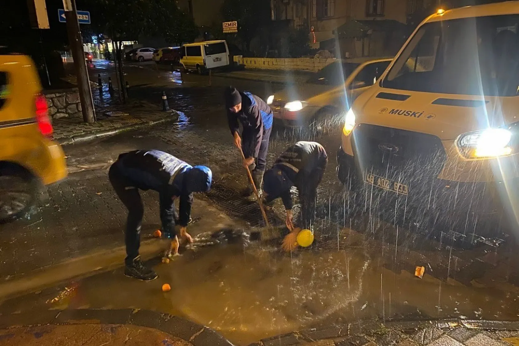 Başkan Aras, yoğun yağışlar sonrası tüm ekipleri sahaya sevk etti