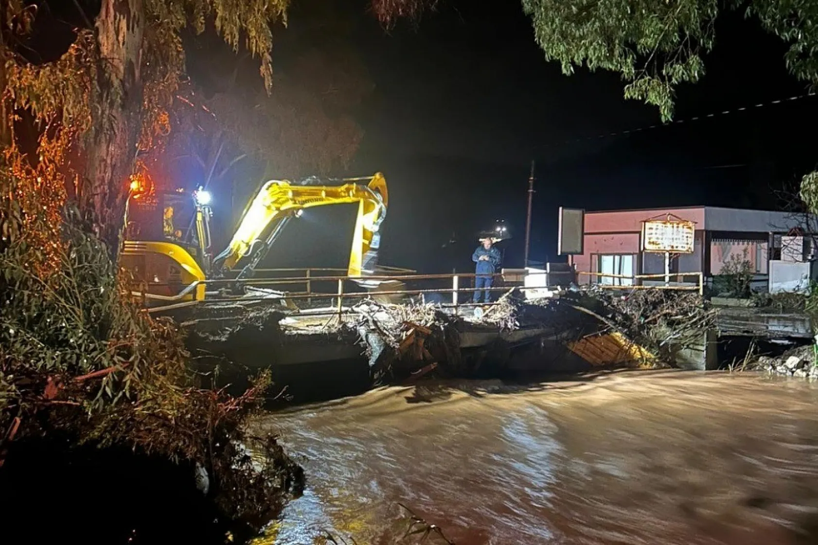 Başkan Aras, yoğun yağışlar sonrası tüm ekipleri sahaya sevk etti