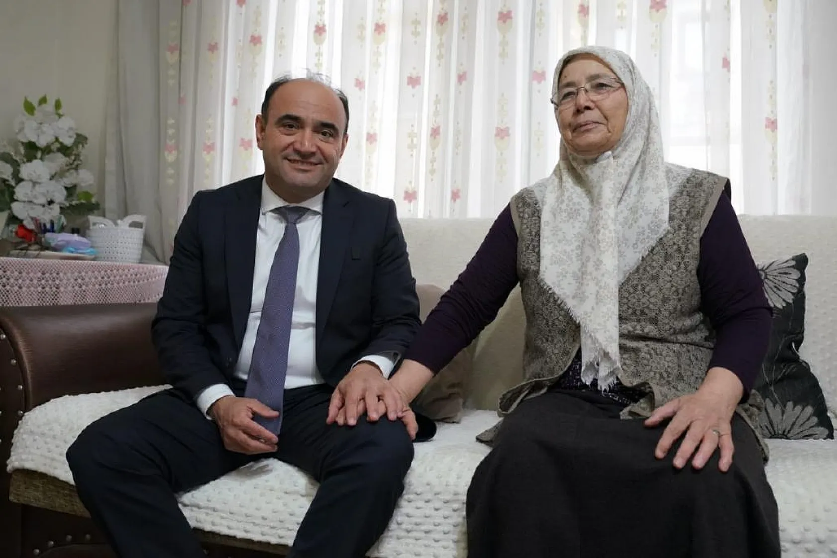 Başkan Akdenizli, Annesi ve Eşinin Öğretmenler Günü'nü Kutladı