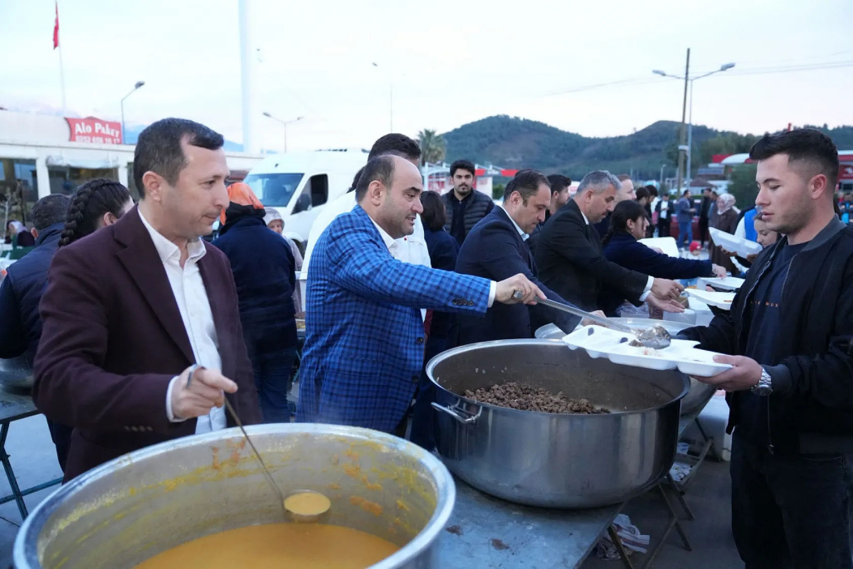 Başkan Akdenizli İftarını Belediye Personeliyle Açtı