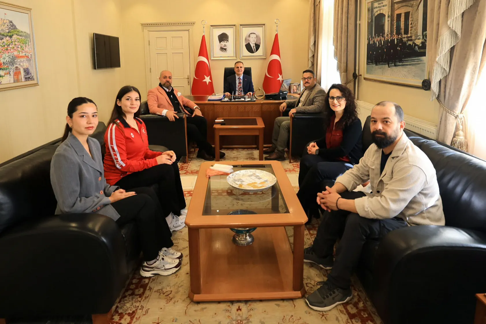Beşkaza Keneş'inden Muğla Valisi Akbıyık'a 'Çıtlık Oyma Geleneği' sunumu
