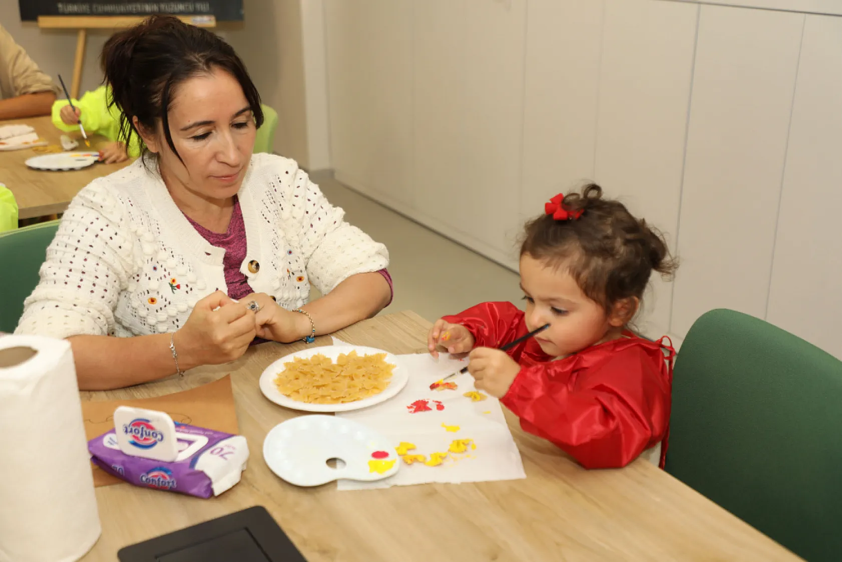 Muğla Büyükşehir Oyuncak Kütüphanesi'nde, Anne ve Çocuklar Birlikte Eğleniyor 
