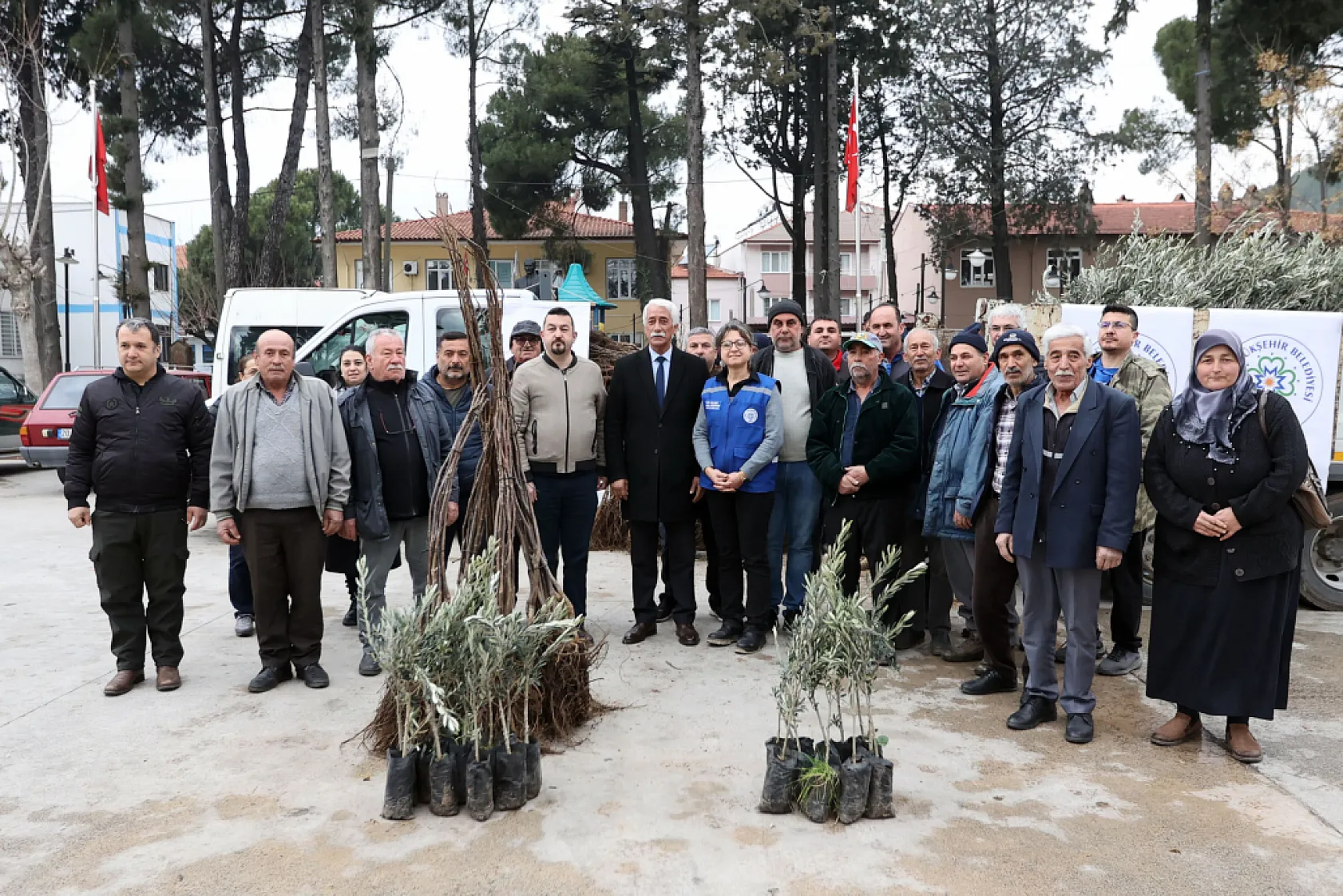 Muğla Büyükşehir'den Ula'da Üreticiye Zeytin ve Ceviz Fidanı Desteği