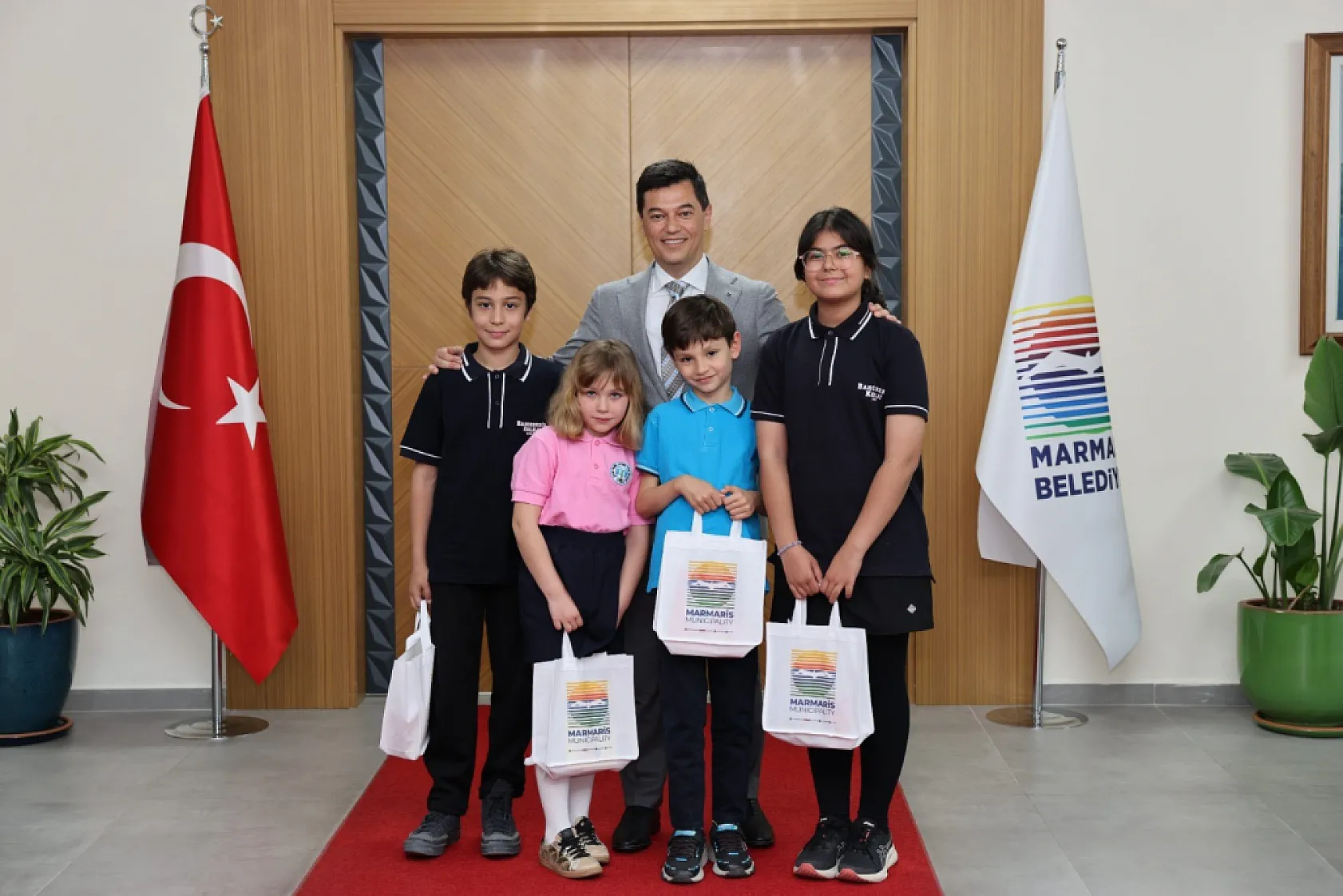 Marmaris'te minik başkanlar koltuğu devraldı