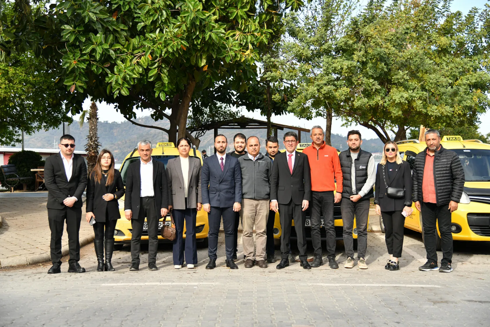 Fethiye'de otomobil sürücüsü park halindeki 3 taksiye birden çarptı!