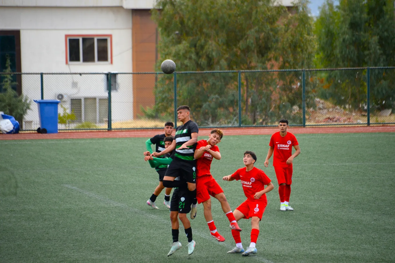Fethiyesporlu futbolcular gençleri yalnız bırakmadı