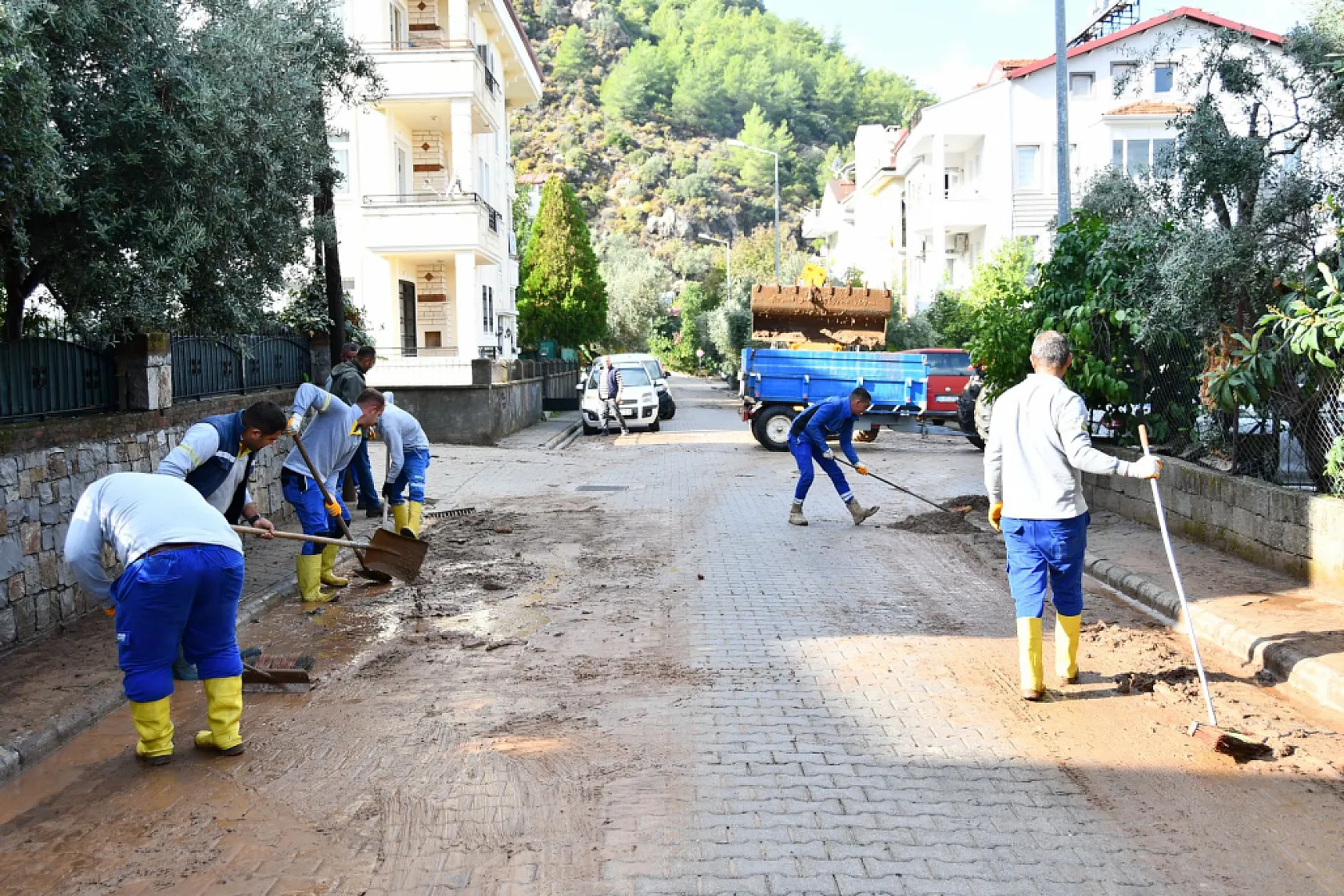Fethiye'de Çalışmalar Dün Geceden Beri Tüm Hızıyla Devam Ediyor