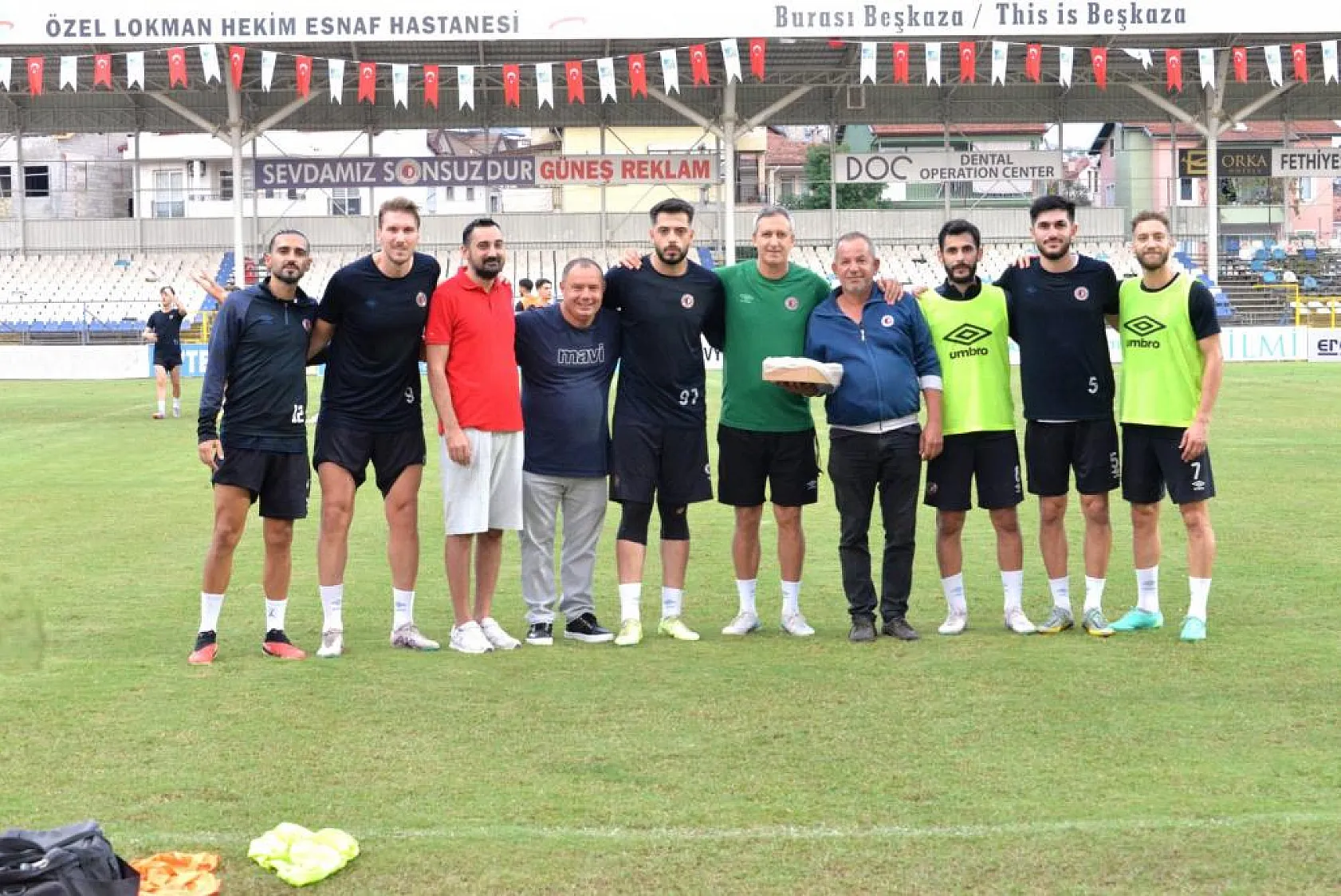 Taraftarlardan Futbolculara Tatlı İkramı
