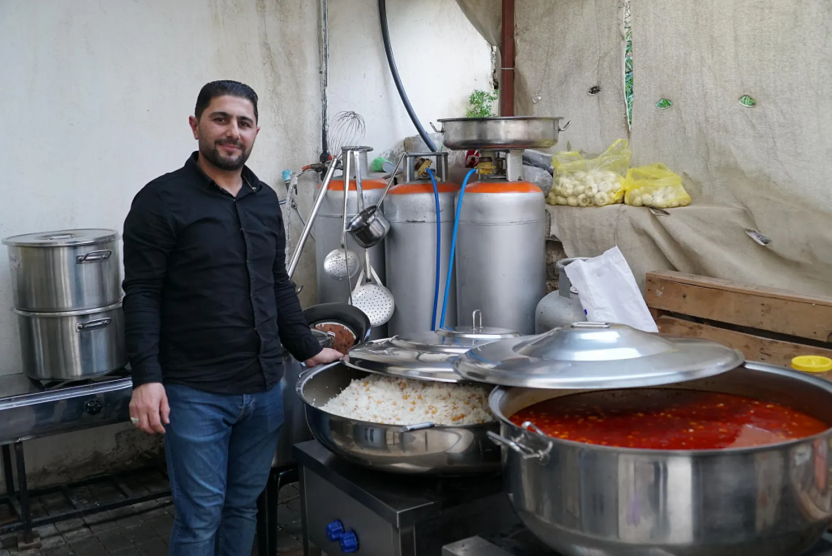 Bodrum'da bir imam, cami avlusunda iftar sofrası kuruyor