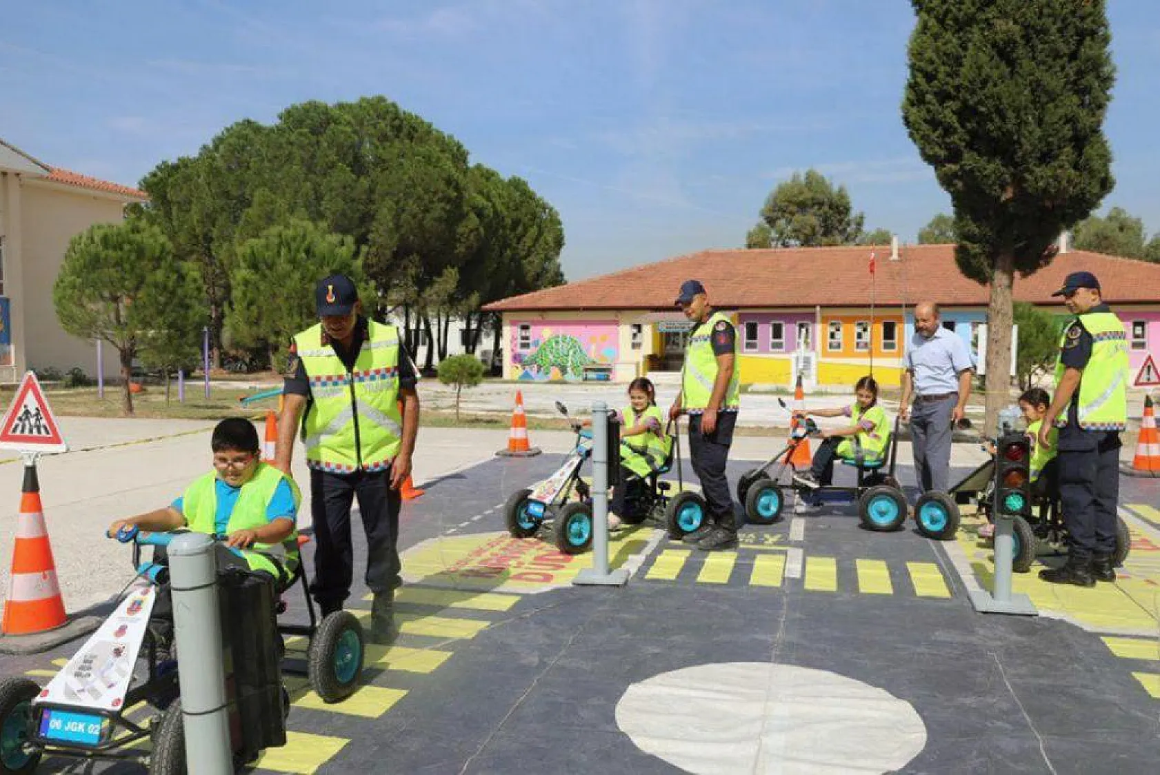 Jandarma Mobil Eğitim TIR'ı okullarda