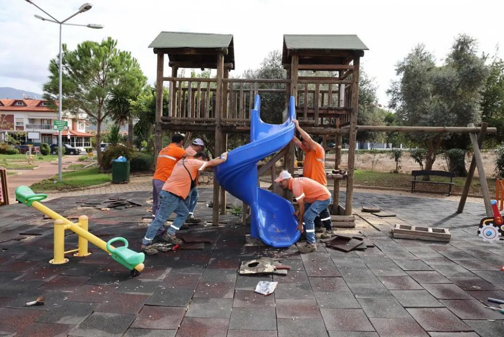 Parklar yenilenmeye devam ediyor