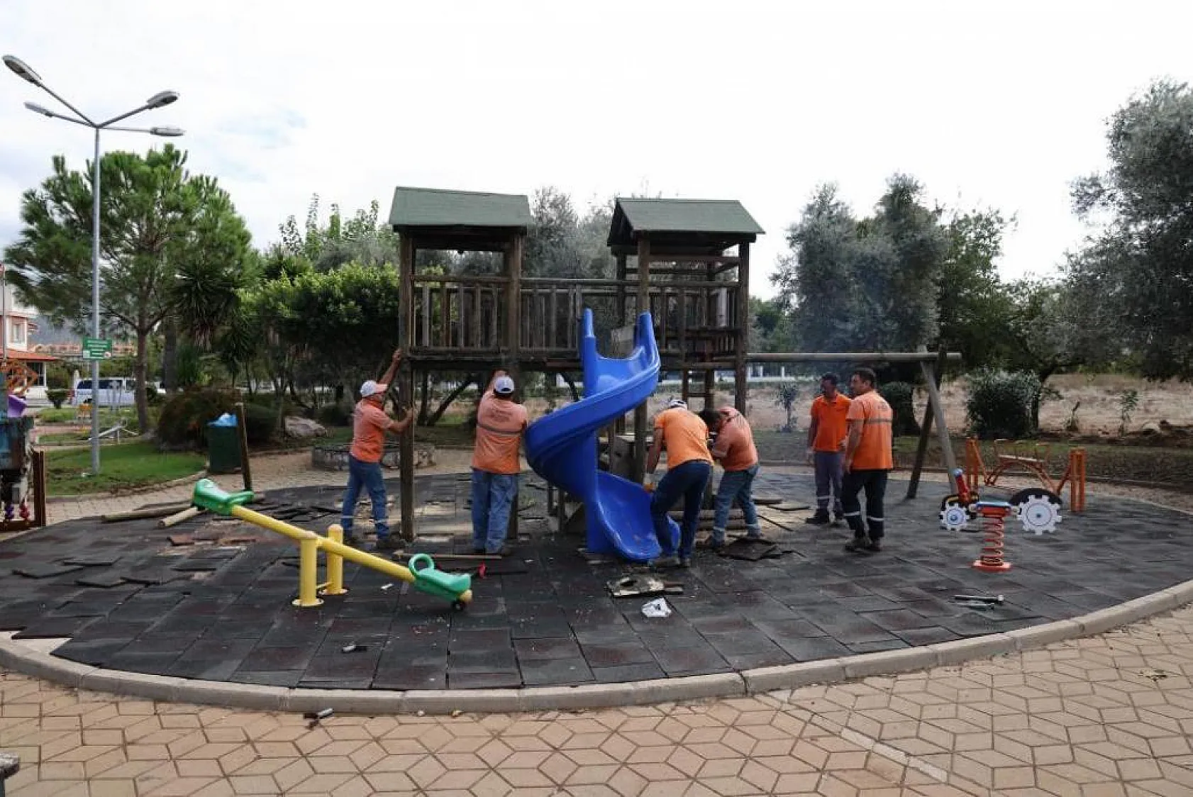 Parklar yenilenmeye devam ediyor