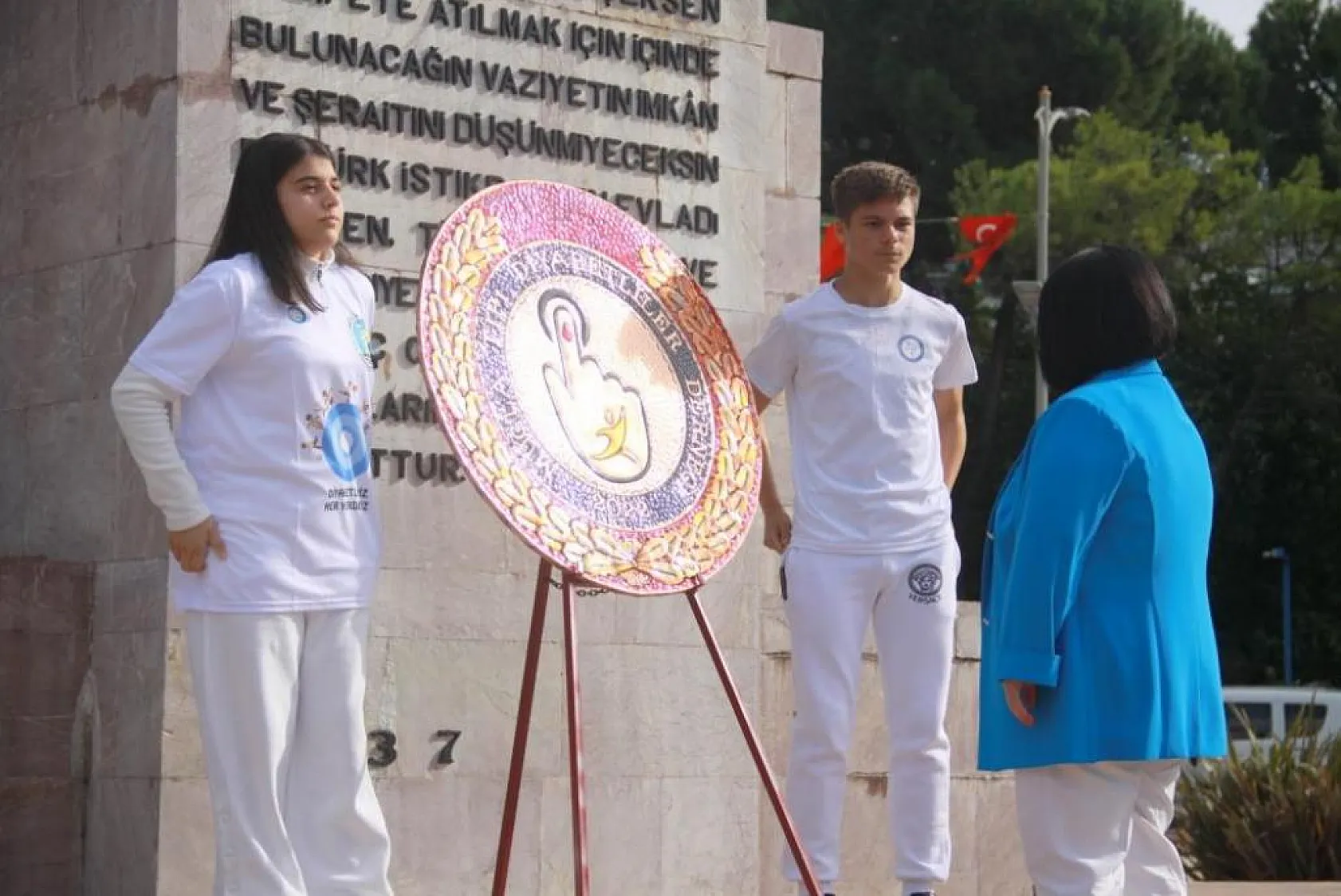 Diyabetliler Derneği'nden çelenk sunma töreni