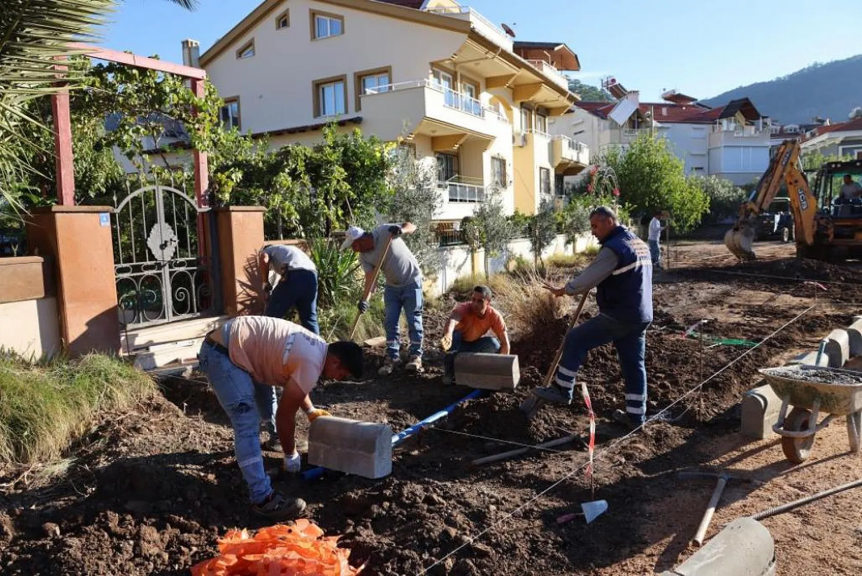 Yol yapım ve onarım çalışmaları devam ediyor