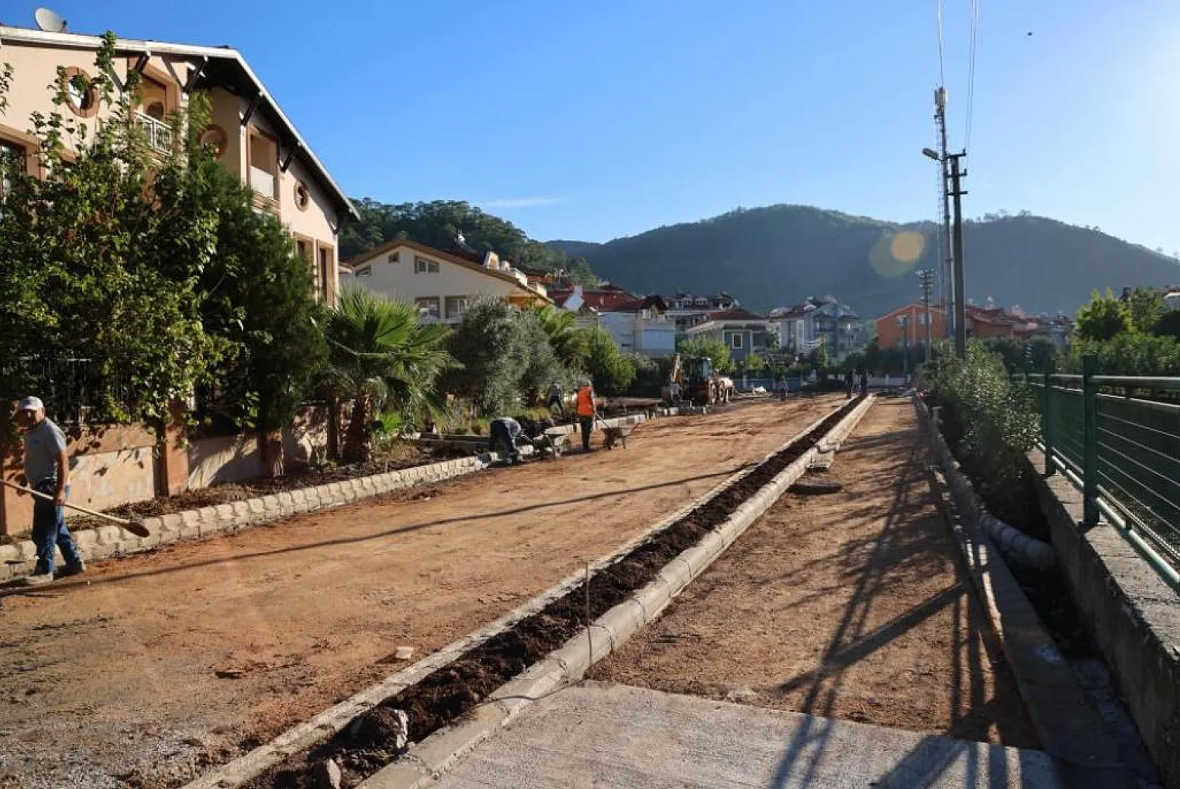 Yol yapım ve onarım çalışmaları devam ediyor