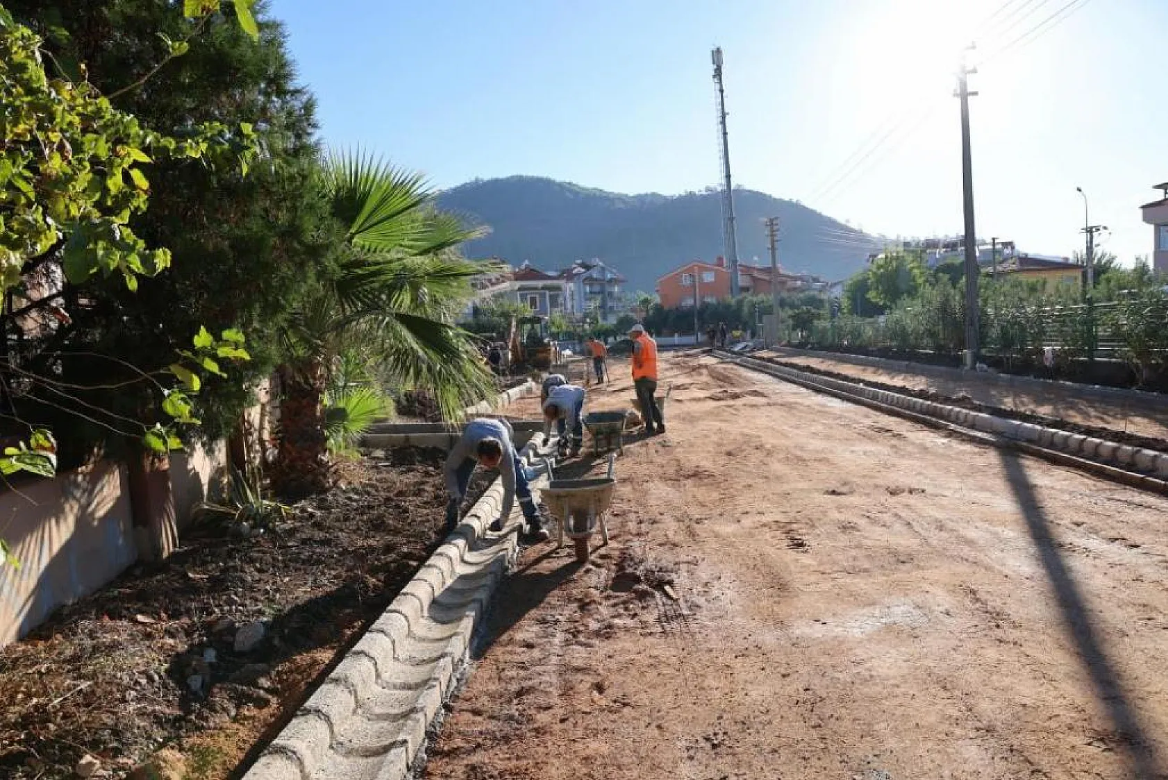 Yol yapım ve onarım çalışmaları devam ediyor