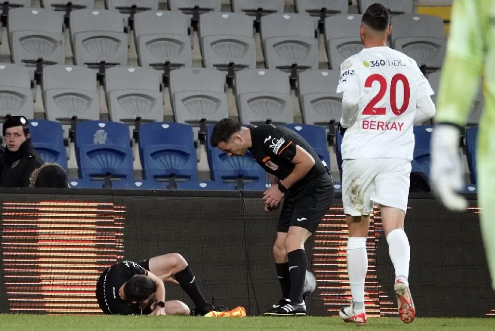 Yine bir müsabakada hakem sakatlandı! Devam edemedi..