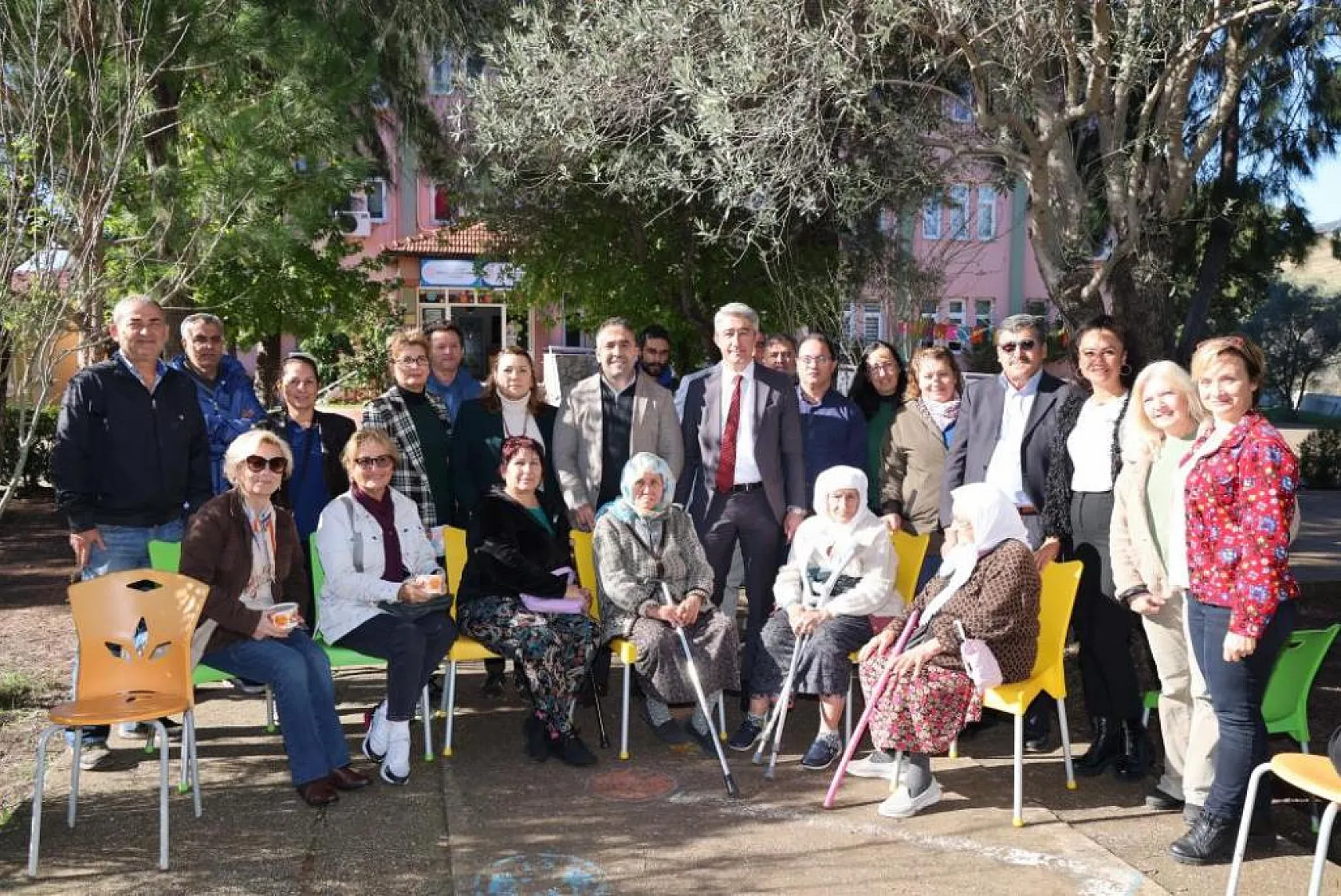 Başkan Oktay mahalle sakinleriyle bir araya geldi