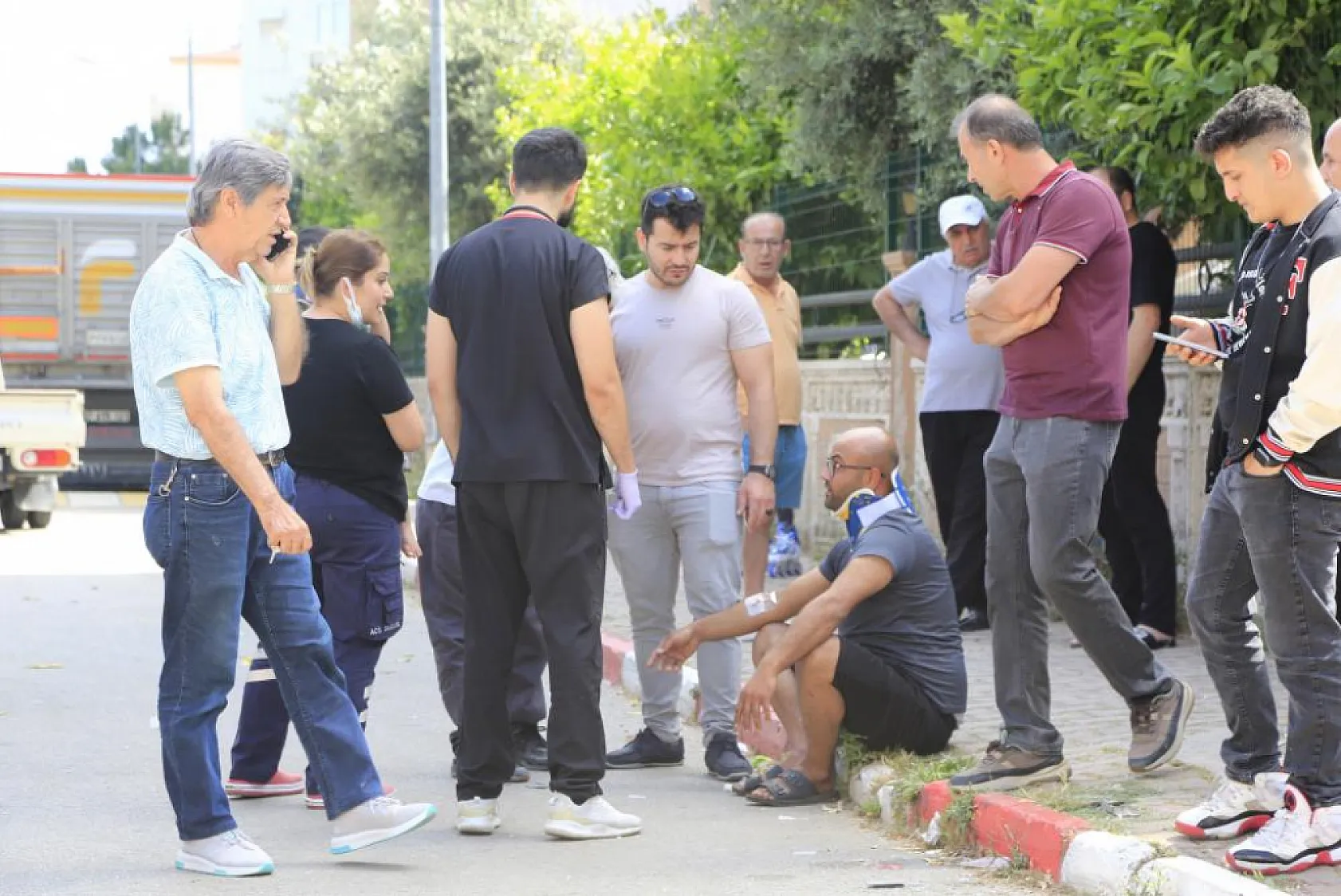 Hurdaya dönen araçtan çıkan bebek ve çocuğa '112 Acil Anne'