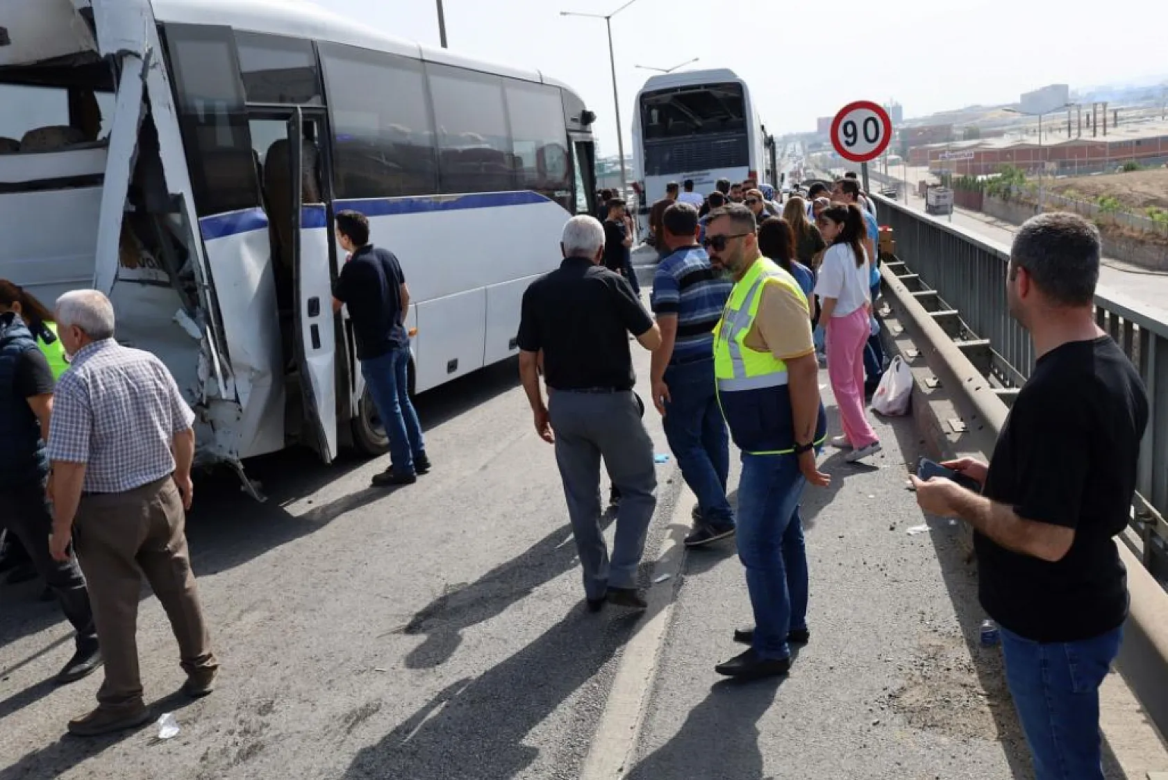 İşçi servisleri kaza yaptı 35 işçi yaralandı