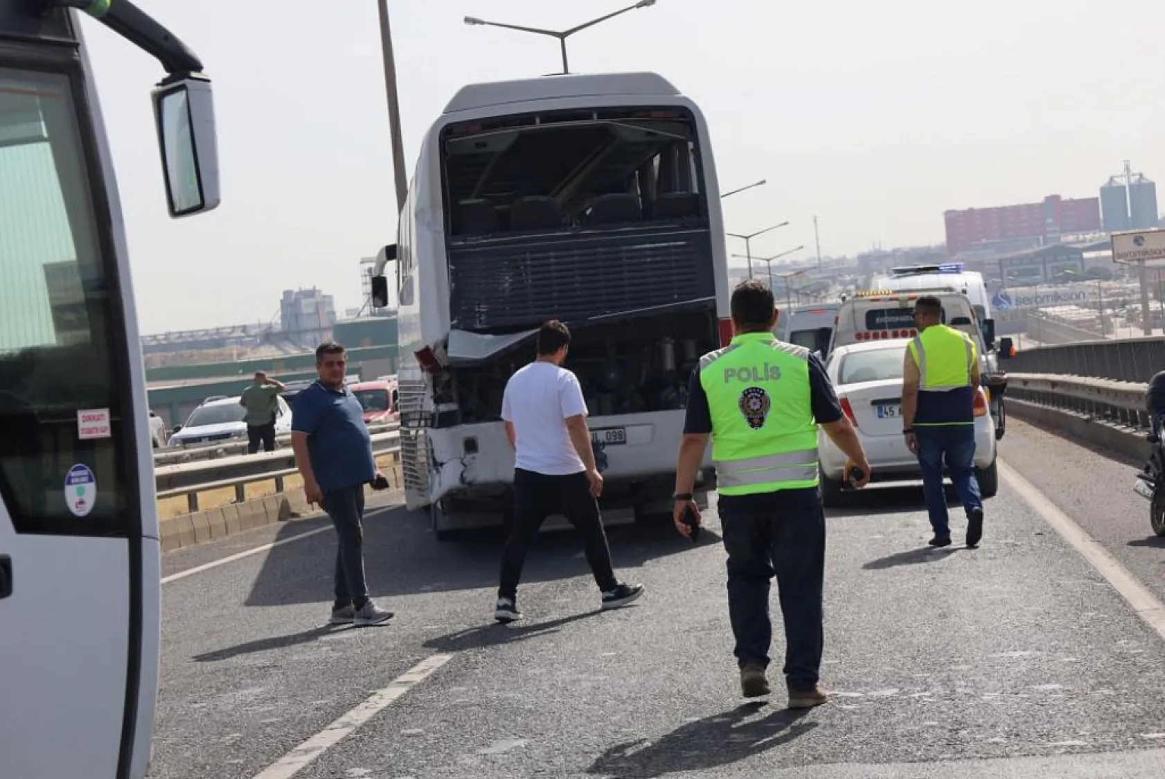 İşçi servisleri kaza yaptı 35 işçi yaralandı