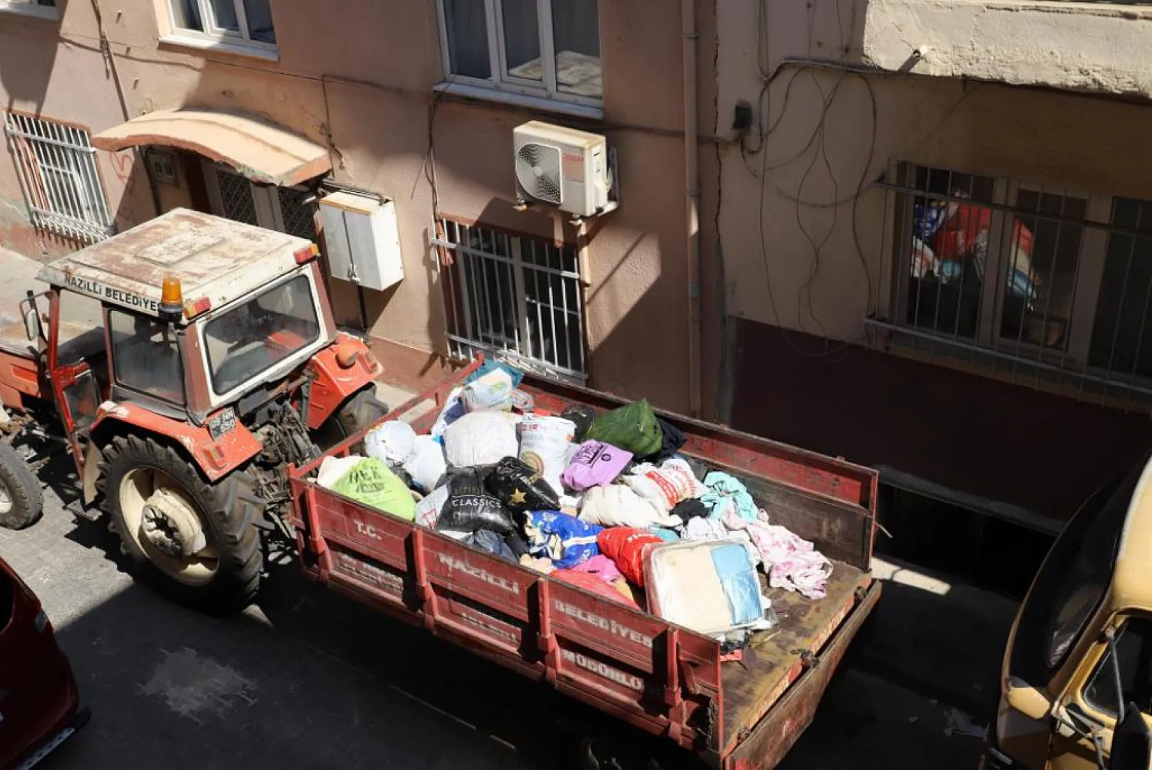 'Kötü koku' ihbarı çöp evi ortaya çıkardı: 7 kamyon çöp temizlendi