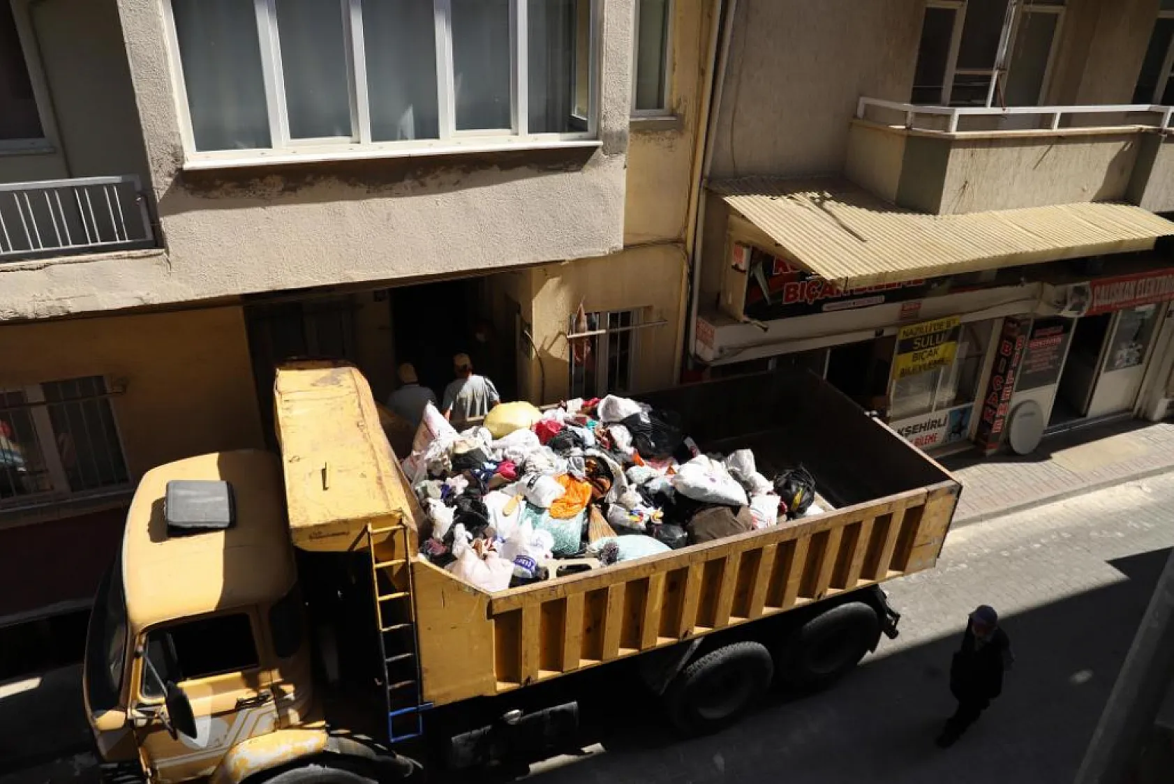 'Kötü koku' ihbarı çöp evi ortaya çıkardı: 7 kamyon çöp temizlendi