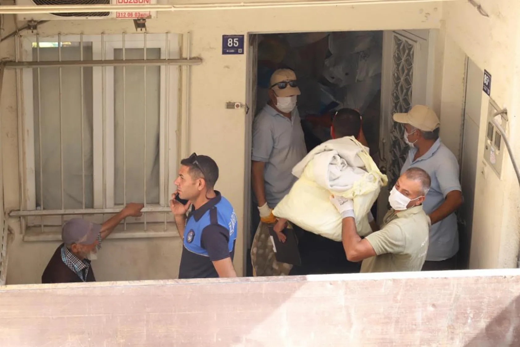 'Kötü koku' ihbarı çöp evi ortaya çıkardı: 7 kamyon çöp temizlendi