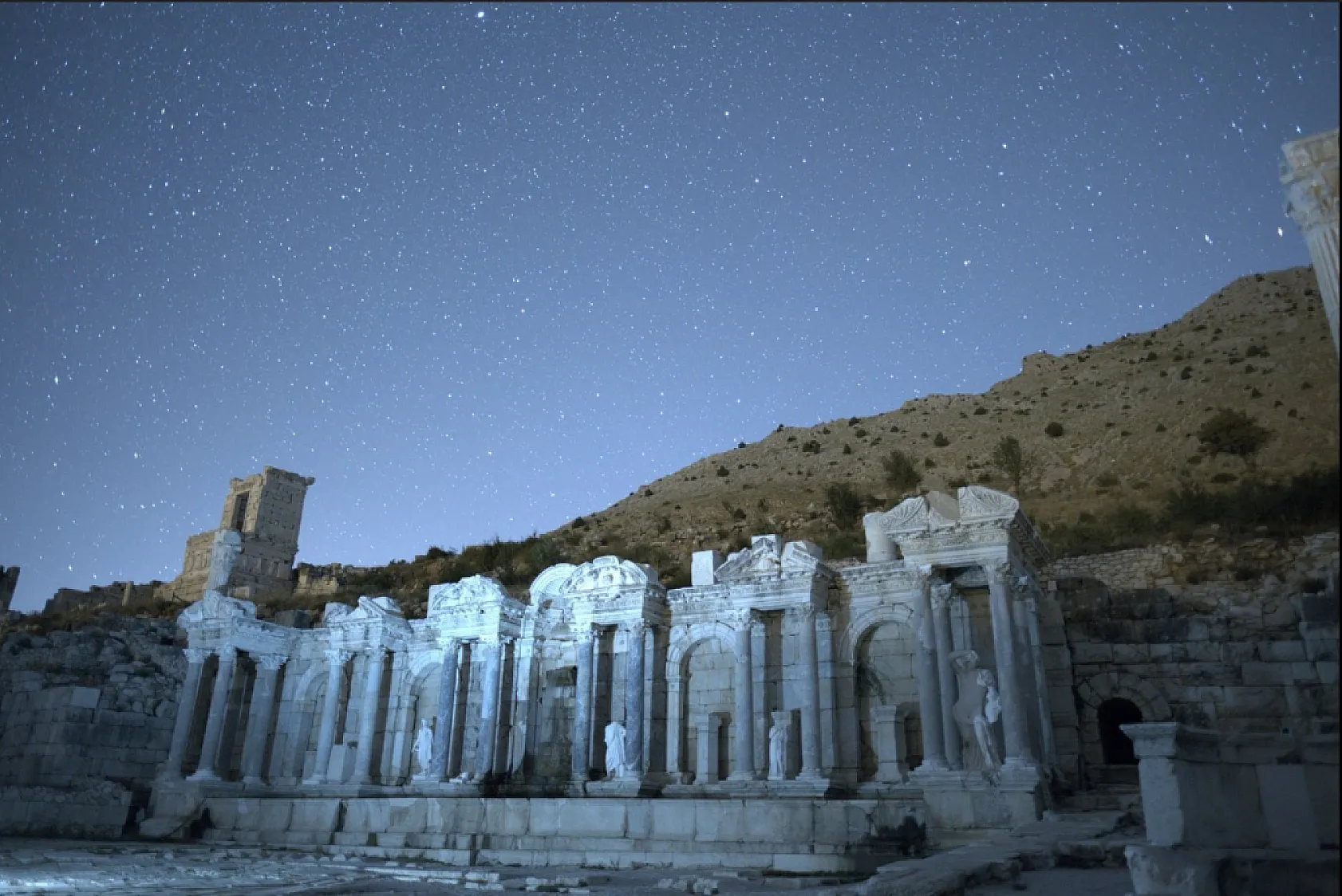 Burdur'un görkemli tarihi yapıları gökyüzünün ışıltılı şovuna tanıklık etti