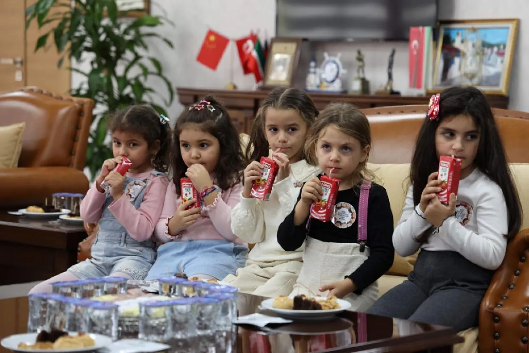 Başkan Ünlü, minik misafirlerini ağırladı