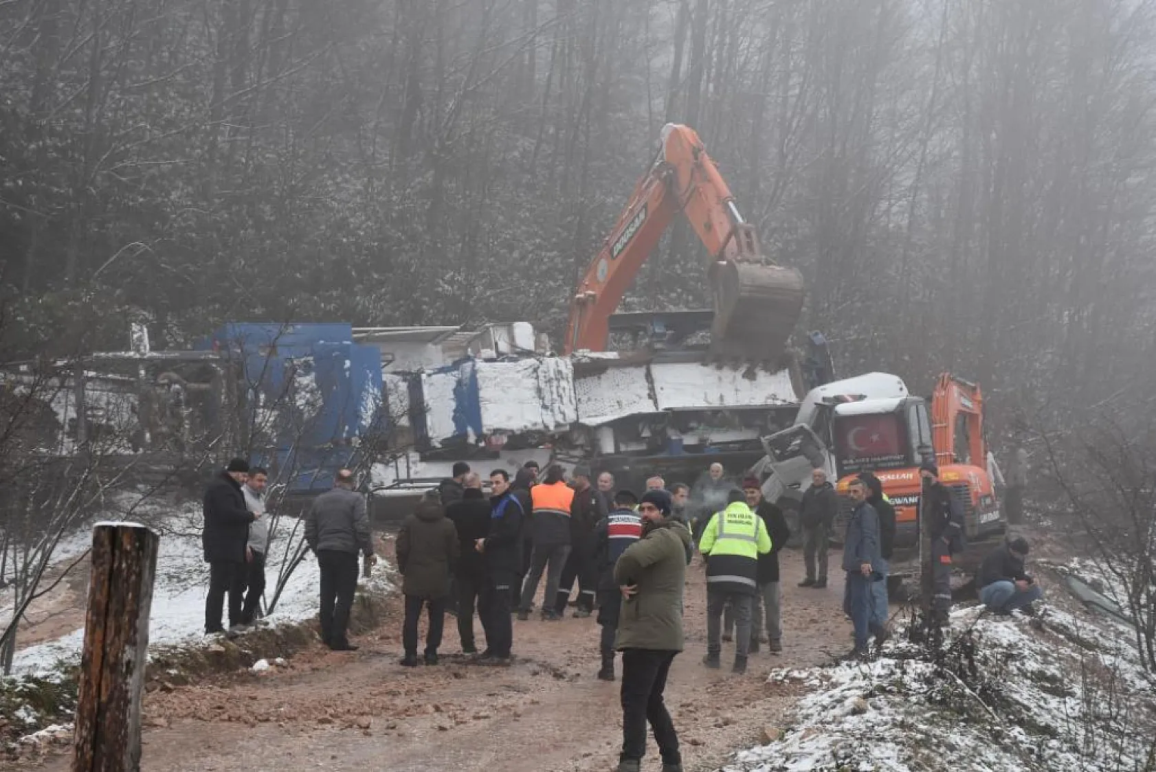 Feci kaza: Taş kırma makinesi, tırın kupasına devrildi