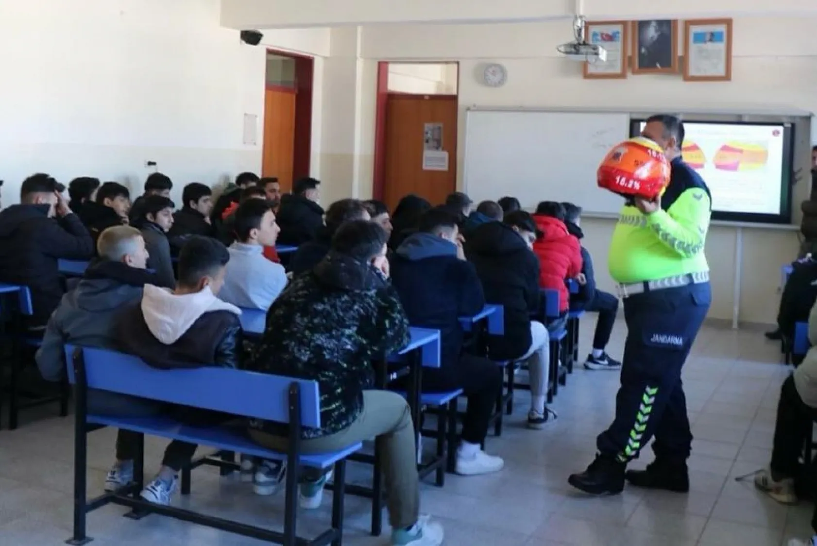 Muğla Jandarmasından öğrencilere kask ve koruyucu ekipman bilgilendirmesi