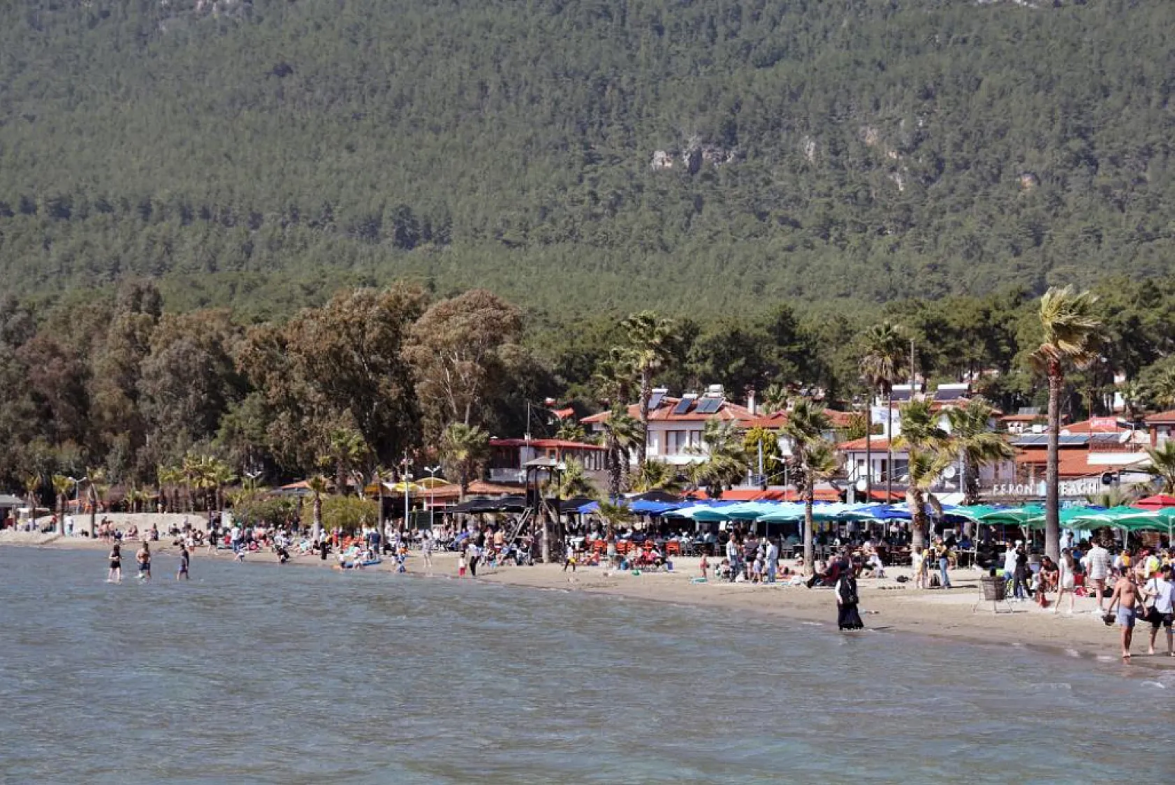 Akyaka'da sıcaklık 27 dereceyi geçti: Günübirlik tatilciler sahile akın etti