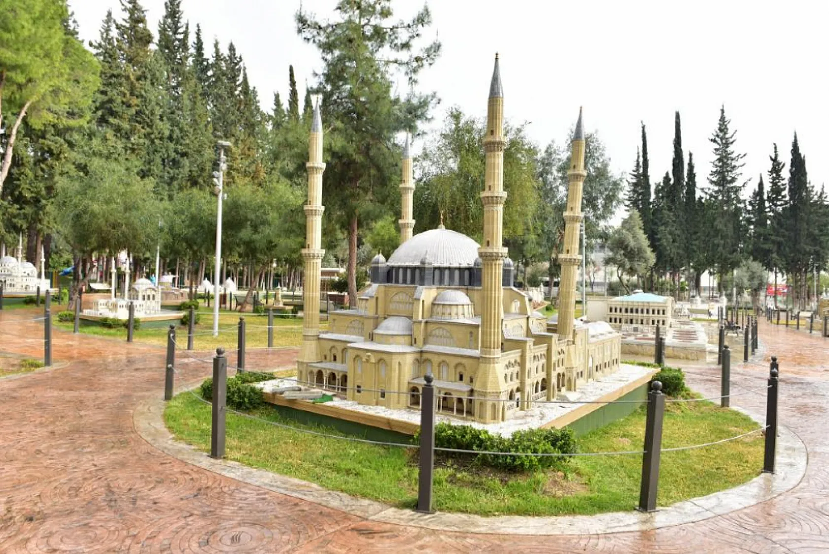 Antalya Kepez'te Açık Hava Müzesi: Muğla Dahil Türkiye'nin 81 İlinden Minyatür Tarihi Eserler Sergileniyor