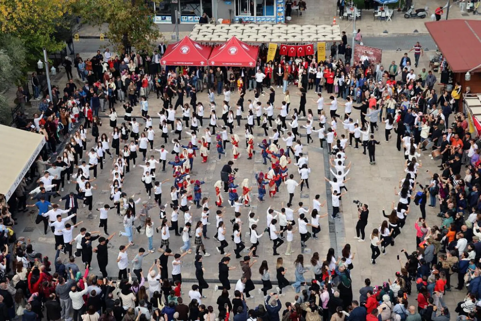 MTK Koleji'nden 'Adım Adım Cumhuriyet' Zeybek gösterisi