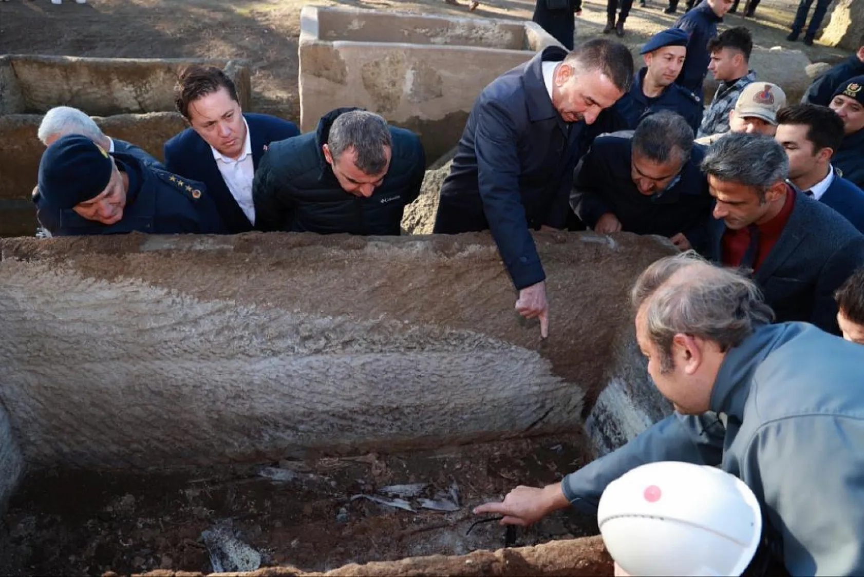 Tios Antik Kenti'nde bulunan Roma Dönemi lahitleri törenle açıldı